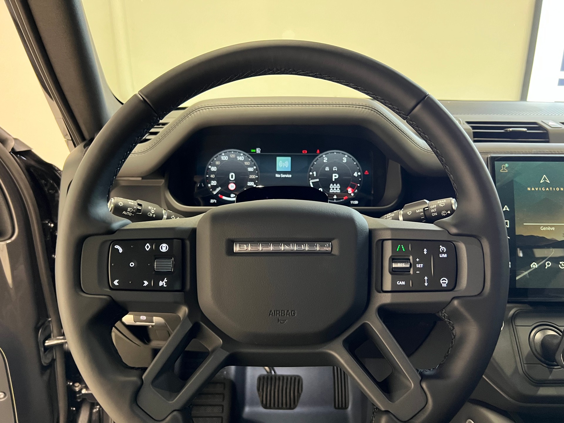 LAND ROVER Defender 130 3.0 D I6 350 X-Dynamic HSE-image-4