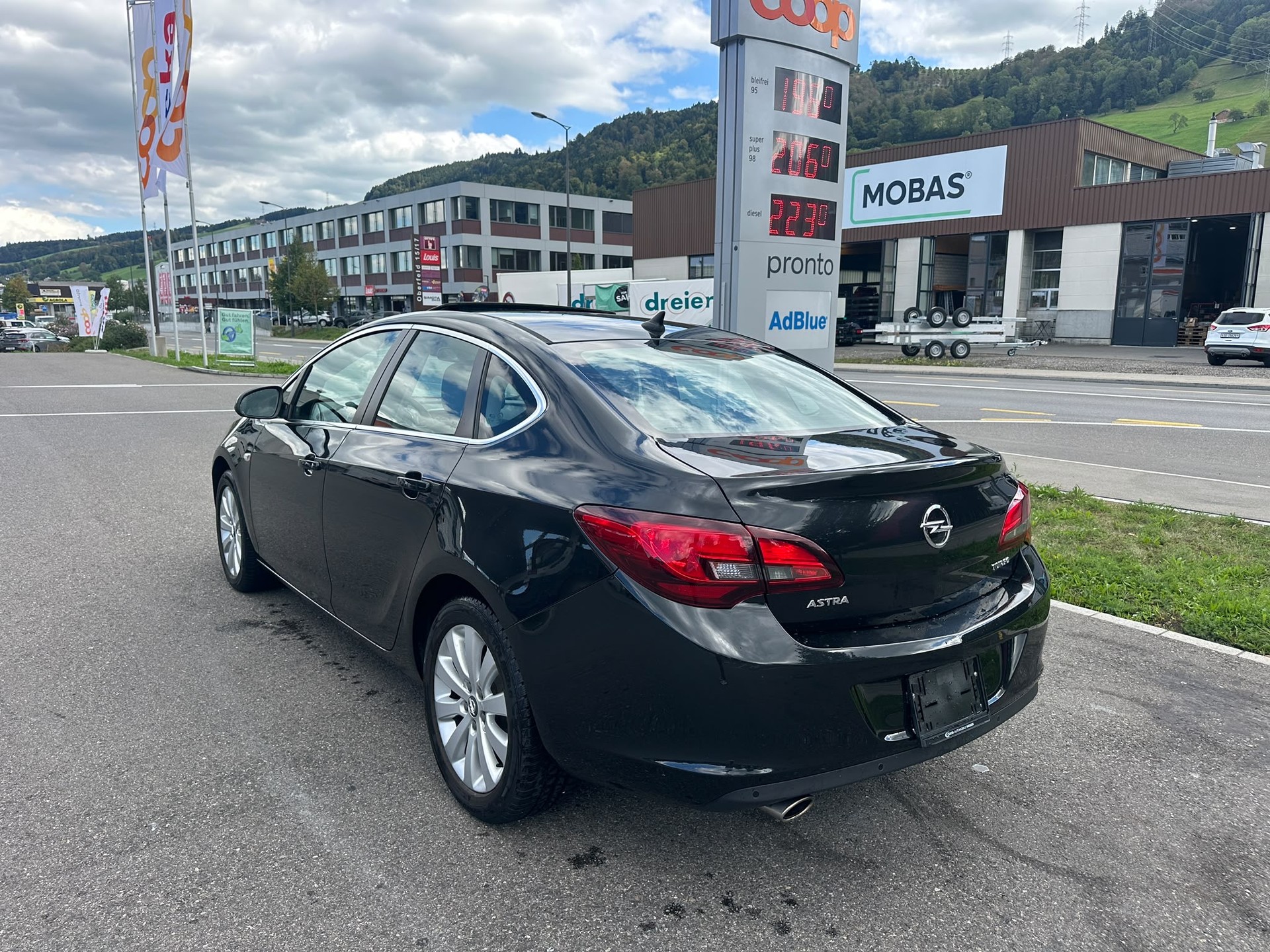 OPEL Astra 1.6i 16V Turbo Cosmo Automatic-image-4