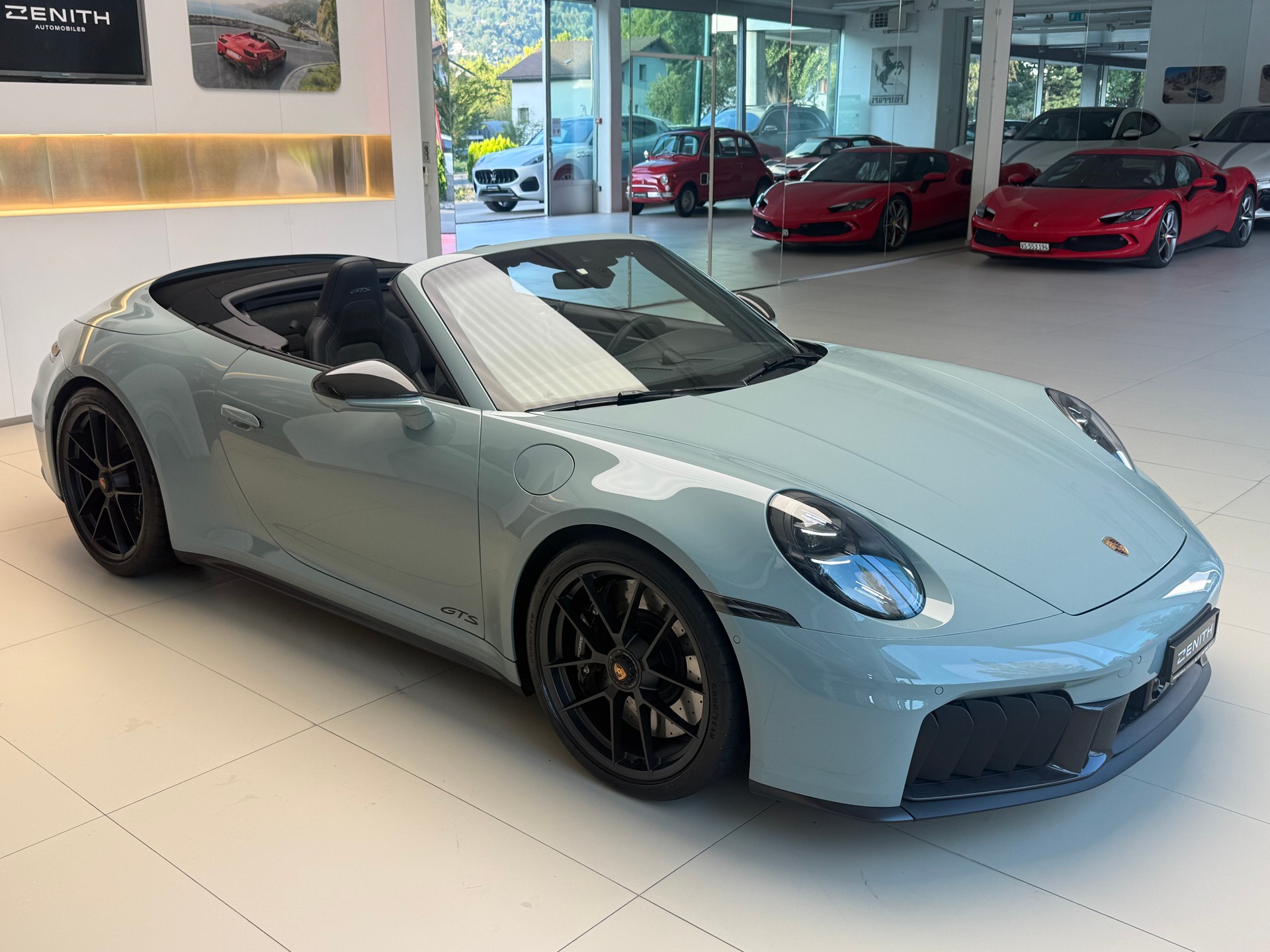 PORSCHE 911 Carrera 4 GTS Cabriolet-image-3