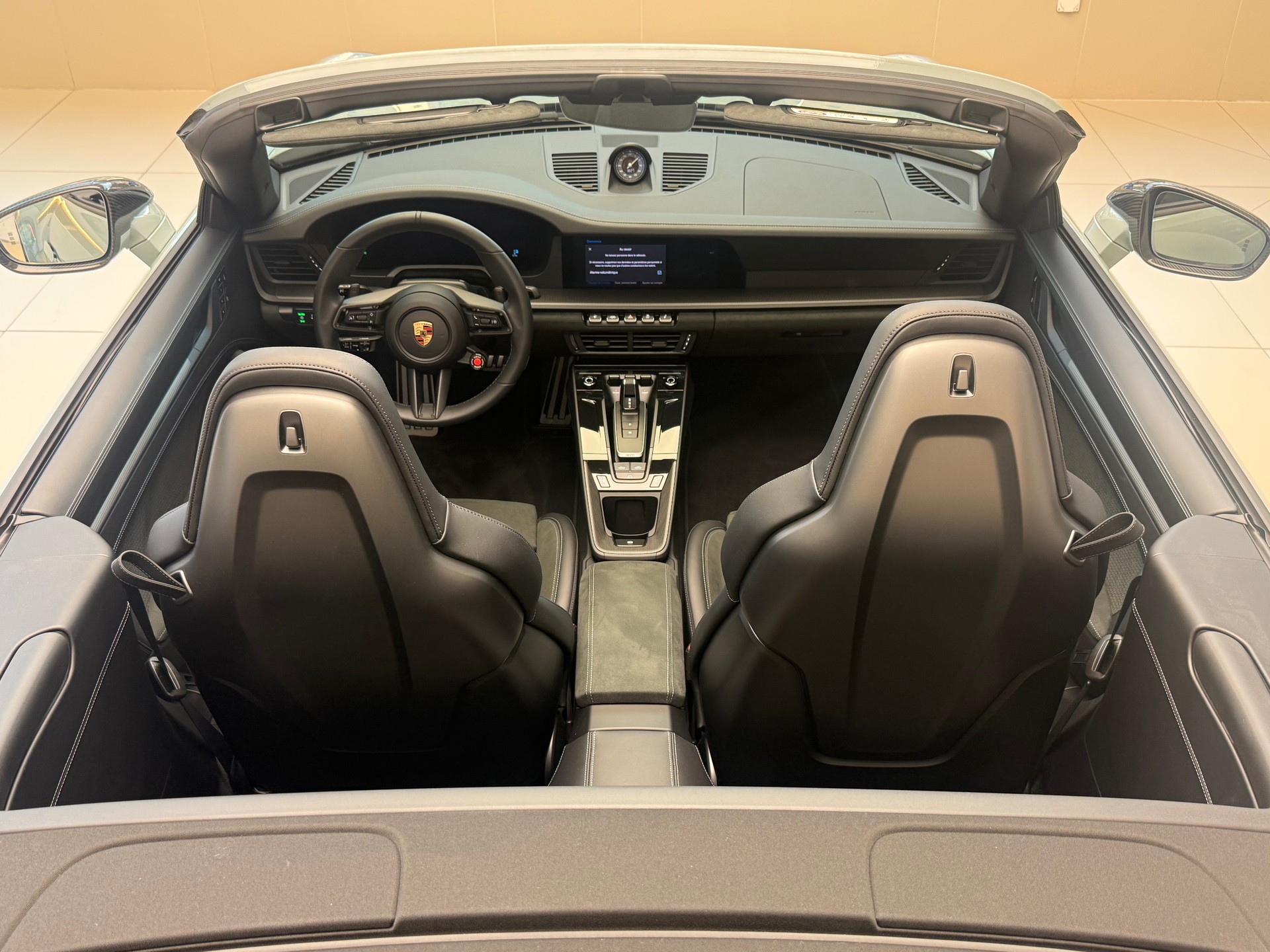 PORSCHE 911 Carrera 4 GTS Cabriolet-image-8