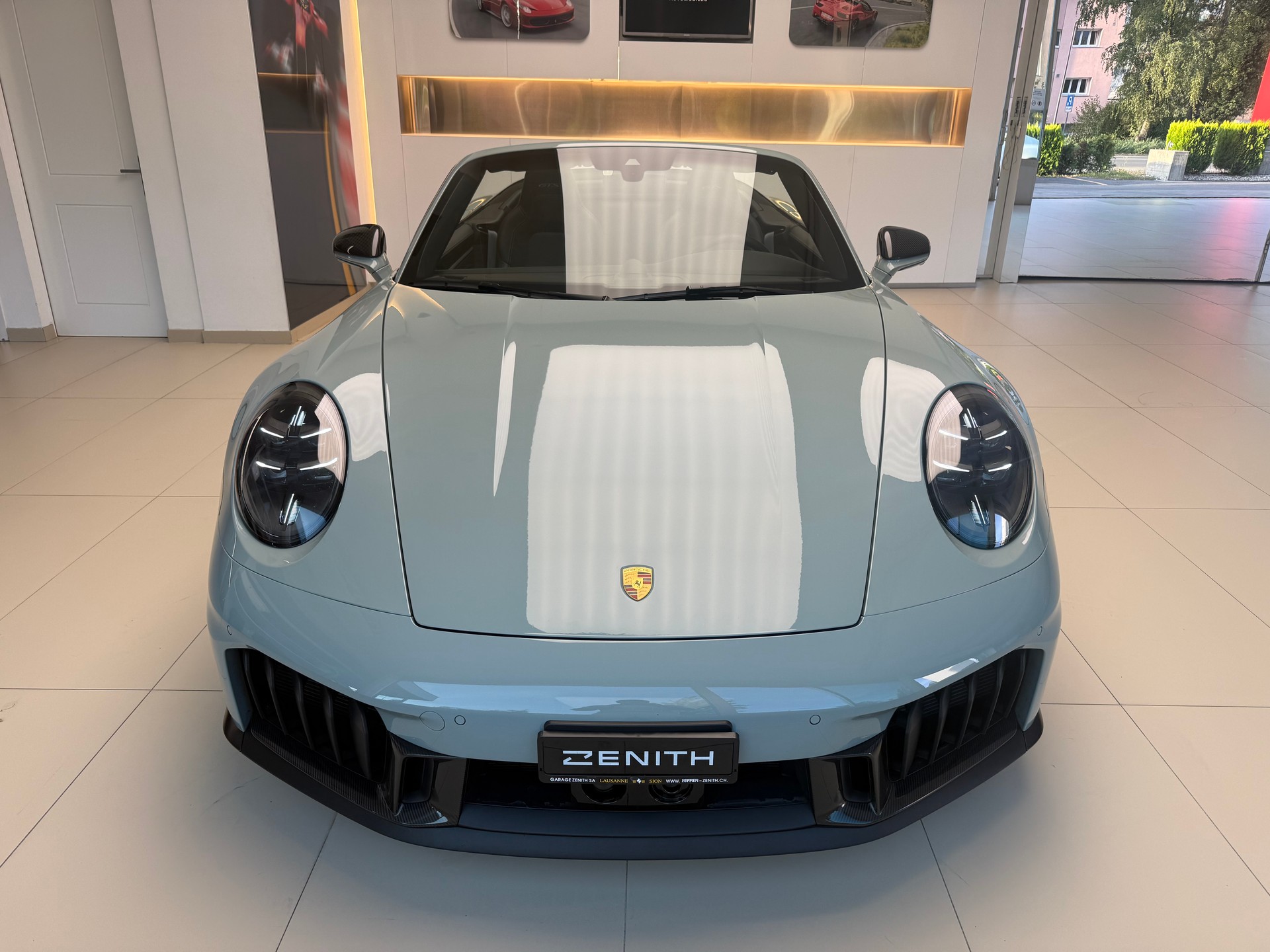 PORSCHE 911 Carrera 4 GTS Cabriolet-image-2