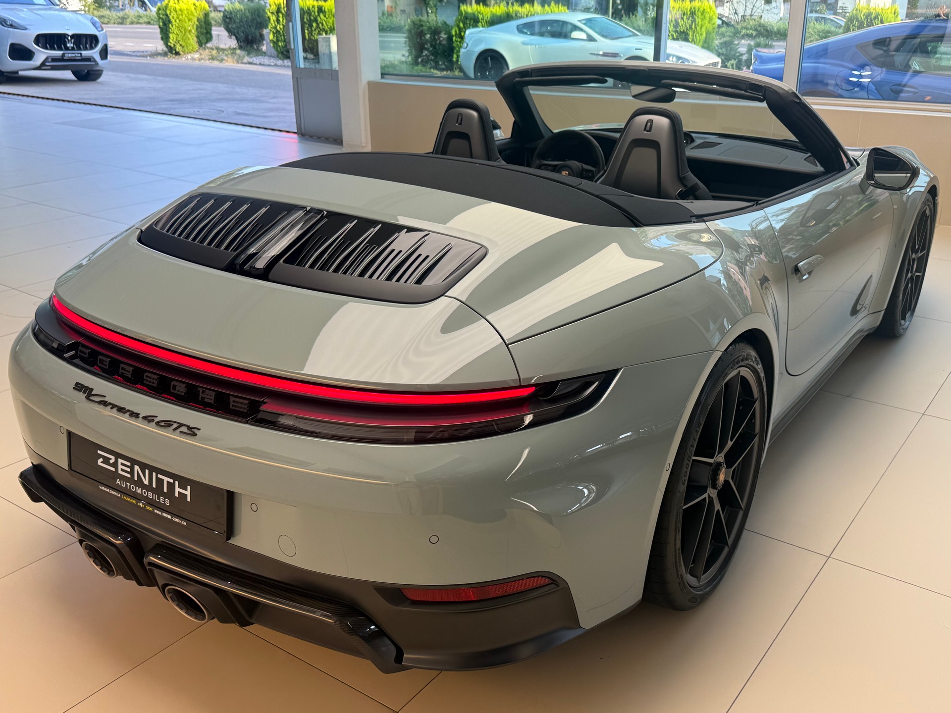 PORSCHE 911 Carrera 4 GTS Cabriolet-image-5