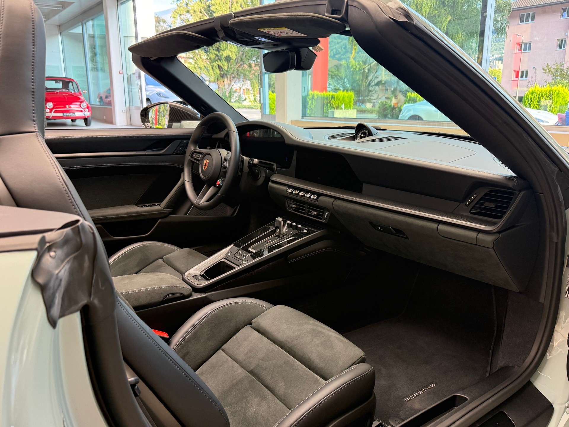 PORSCHE 911 Carrera 4 GTS Cabriolet-image-12