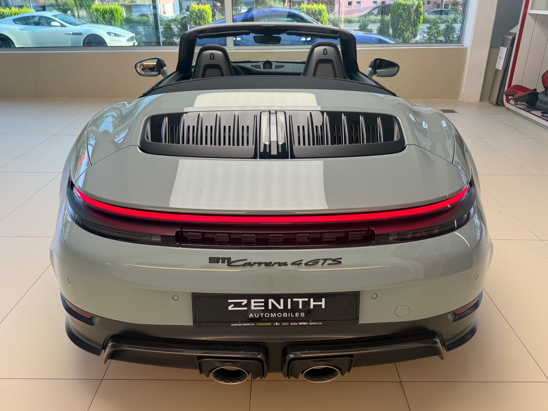 PORSCHE 911 Carrera 4 GTS Cabriolet-image-6