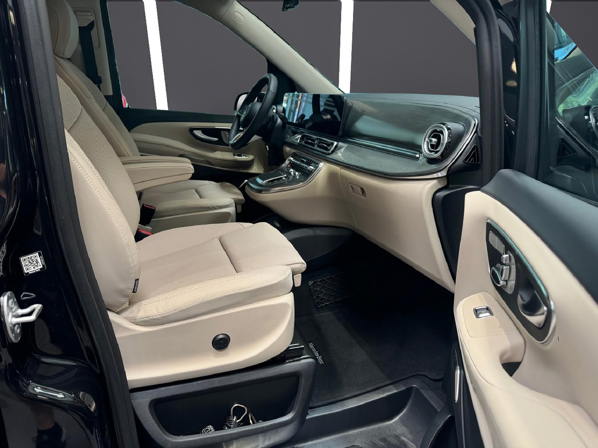 MERCEDES-BENZ V 300 d extralang 4Matic Exclusive 9G-Tronic-image-4