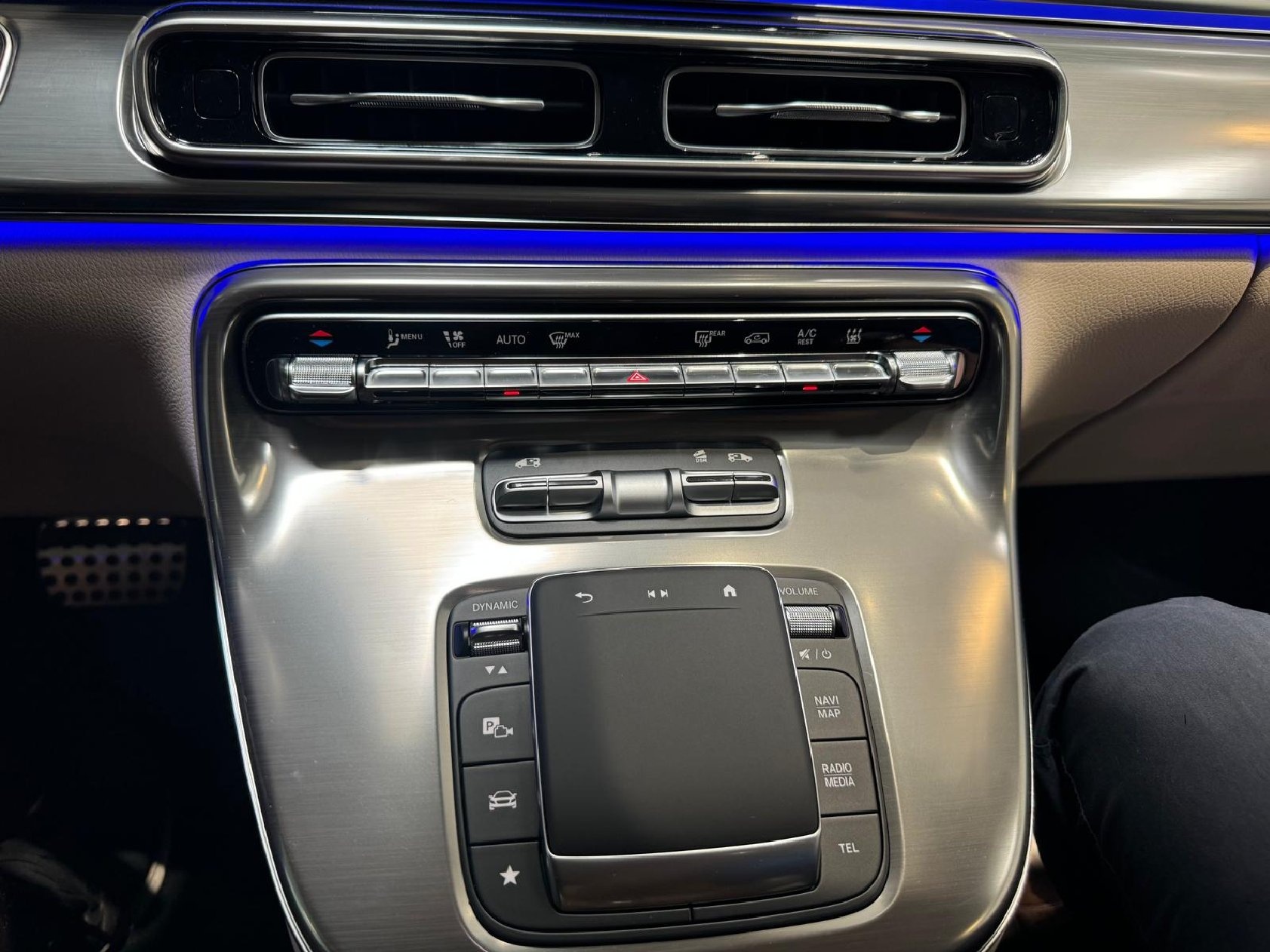 MERCEDES-BENZ V 300 d extralang 4Matic Exclusive 9G-Tronic-image-10