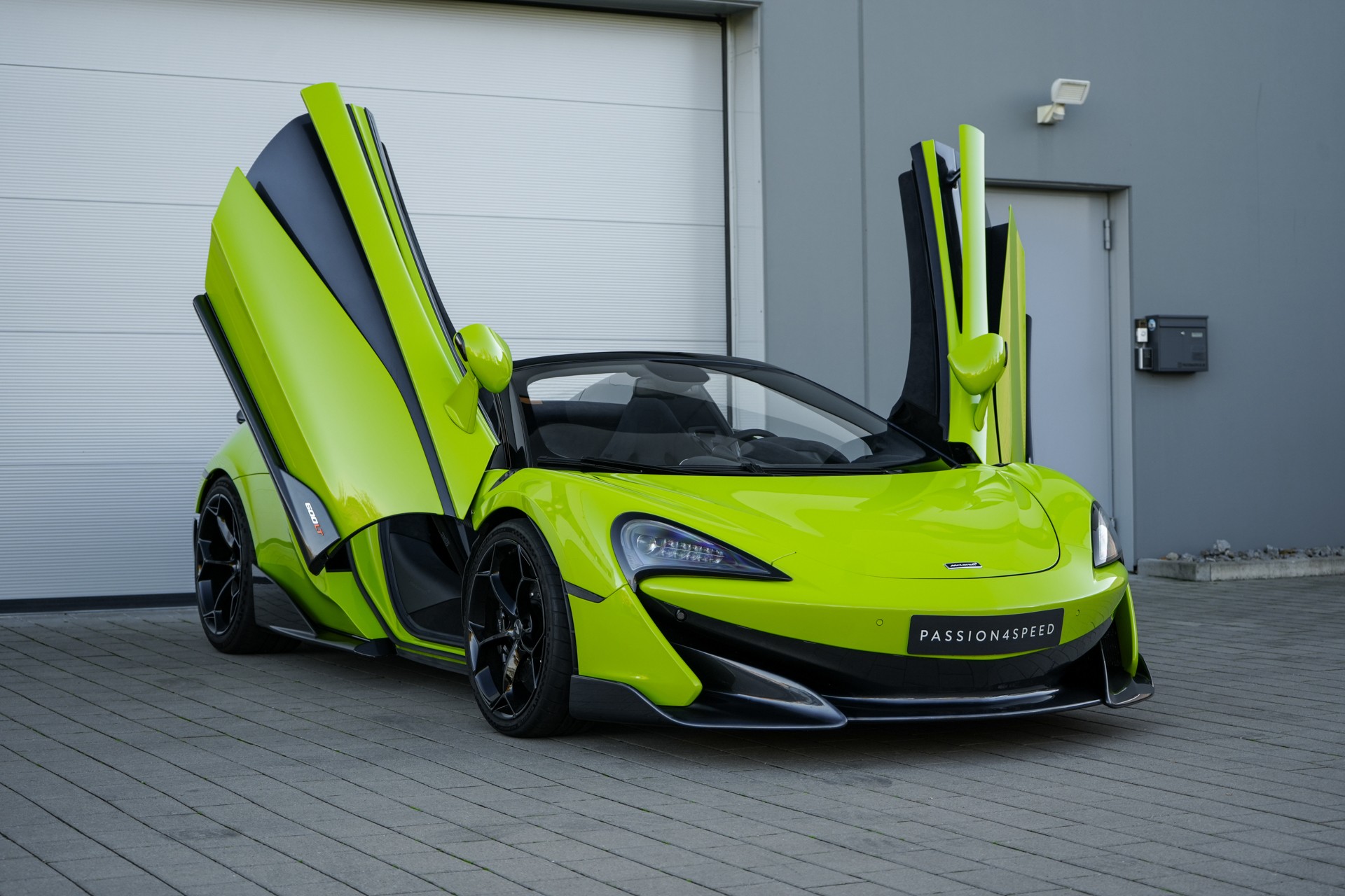 McLAREN 600LT Spider 3.8 V8 SSG-showroom-element-3