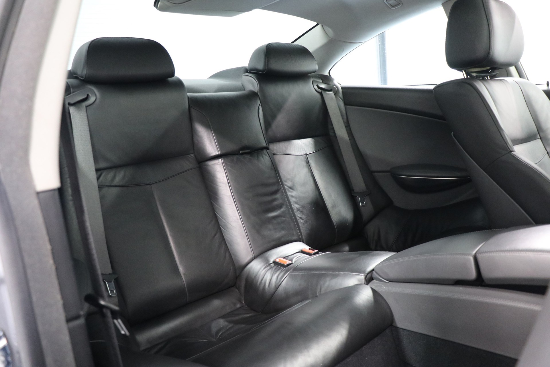 BMW 645i-image-8