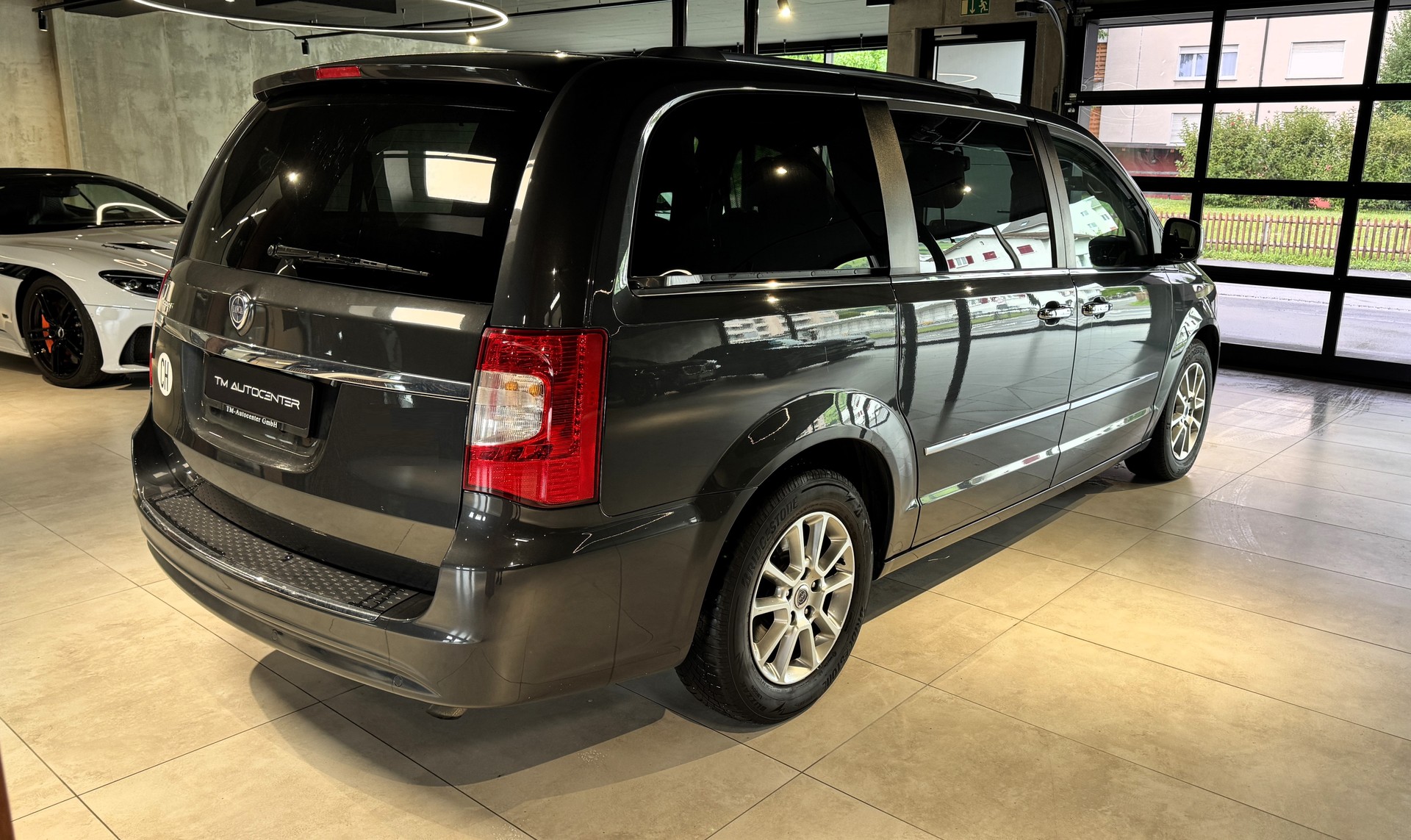 LANCIA Voyager 2.8D Gold Automatic-image-2