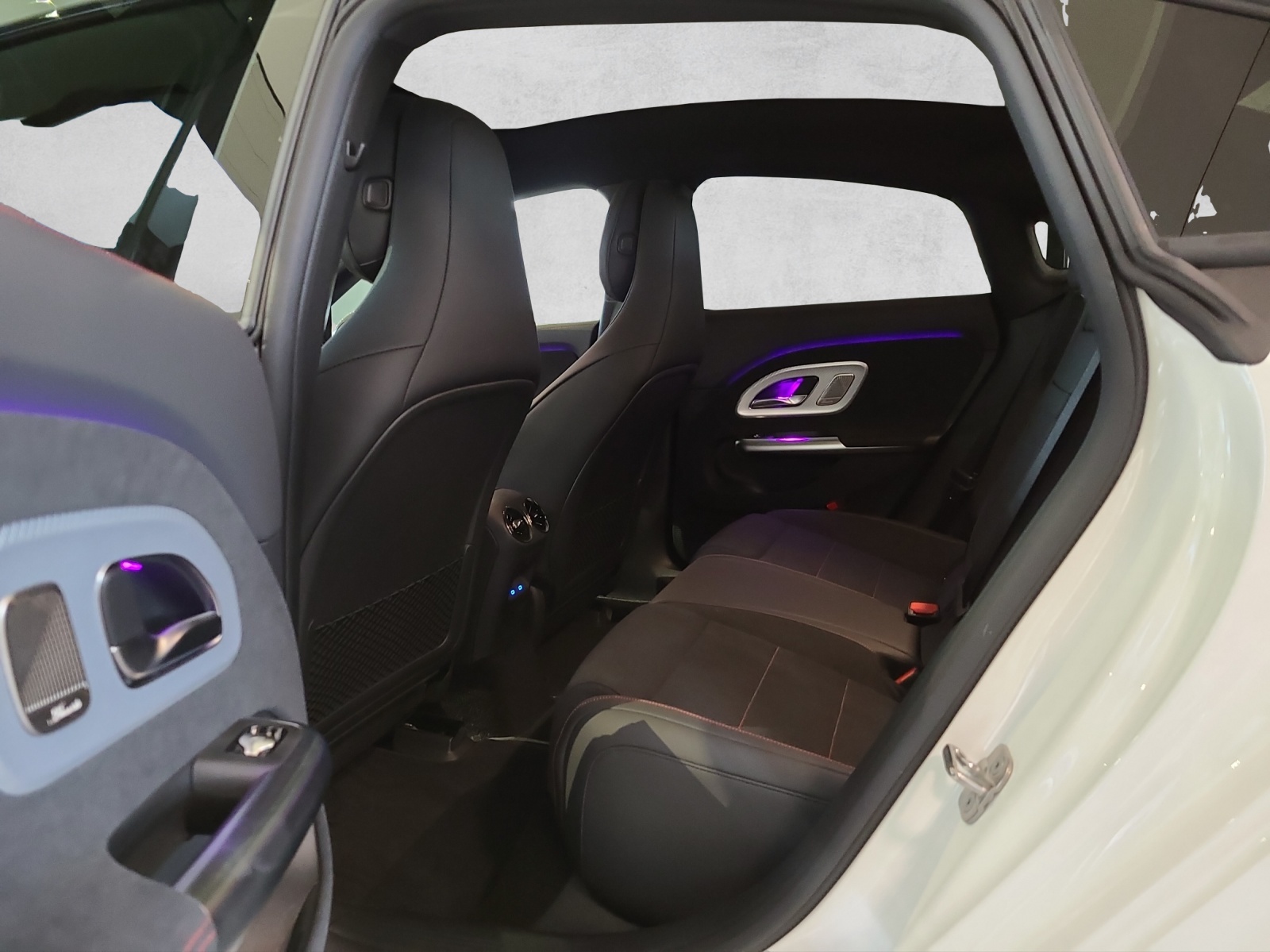 MERCEDES-BENZ CLA 350 4 Matic 85 kWh EQ-image-10