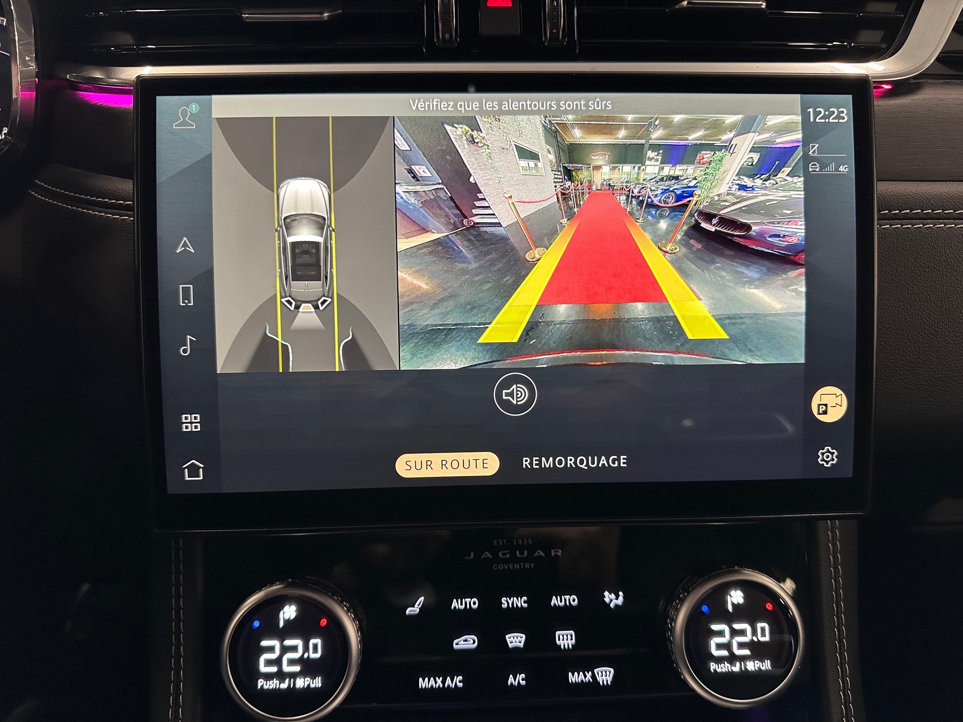 JAGUAR F-Pace 2.0 PHEV 404 R-Dynamic SE AWD-image-13