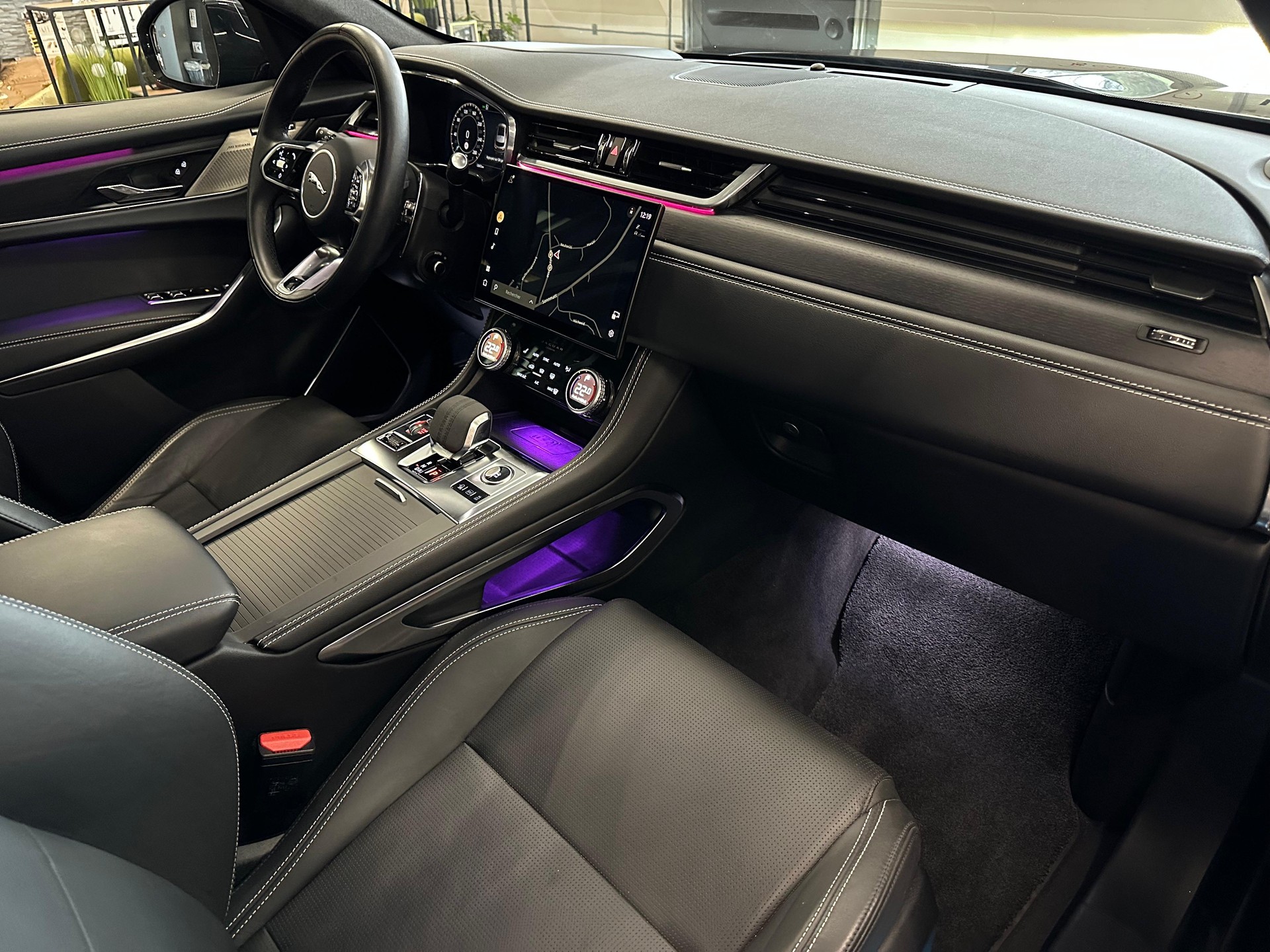 JAGUAR F-Pace 2.0 PHEV 404 R-Dynamic SE AWD-image-14