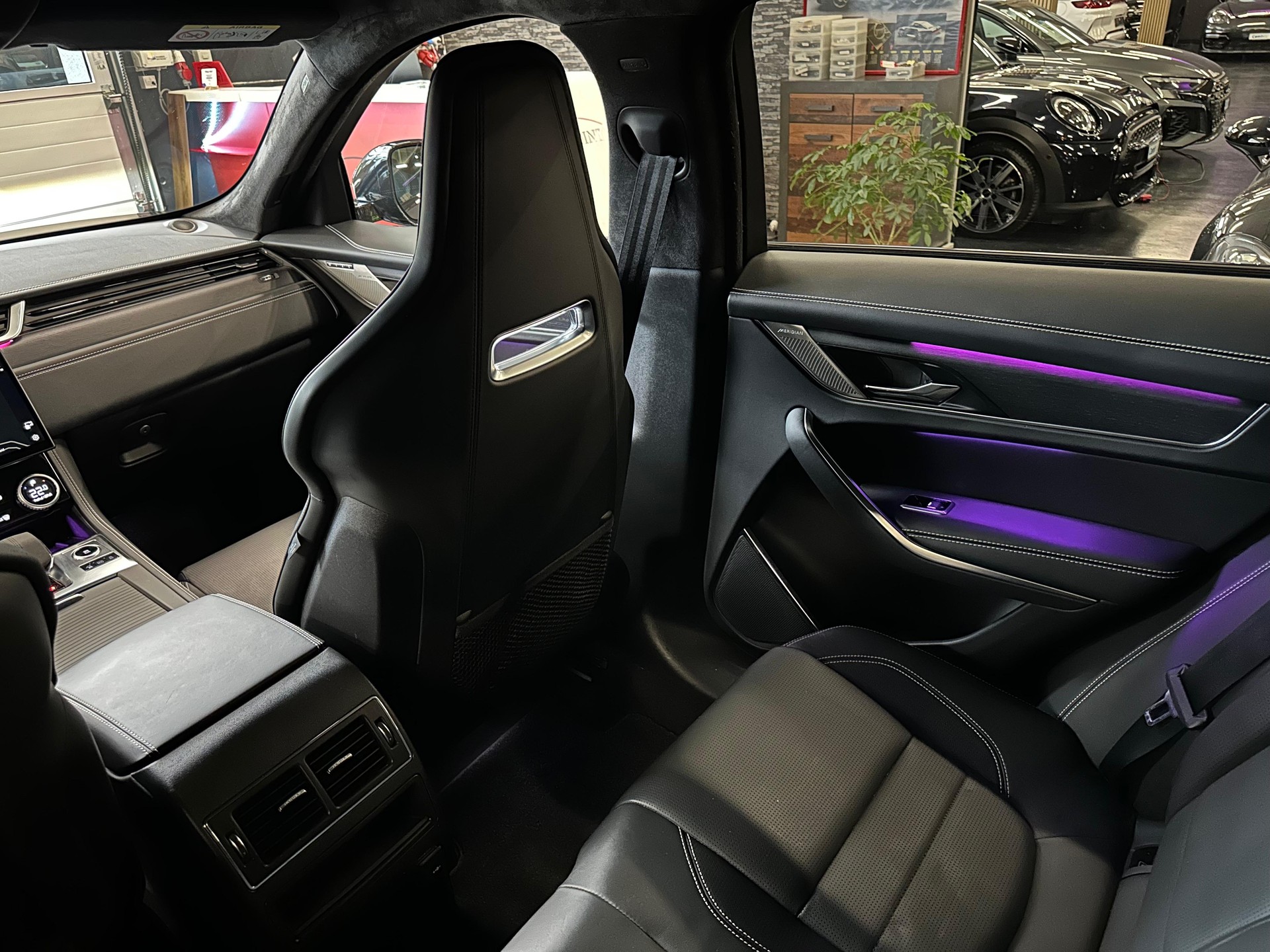 JAGUAR F-Pace 2.0 PHEV 404 R-Dynamic SE AWD-image-15