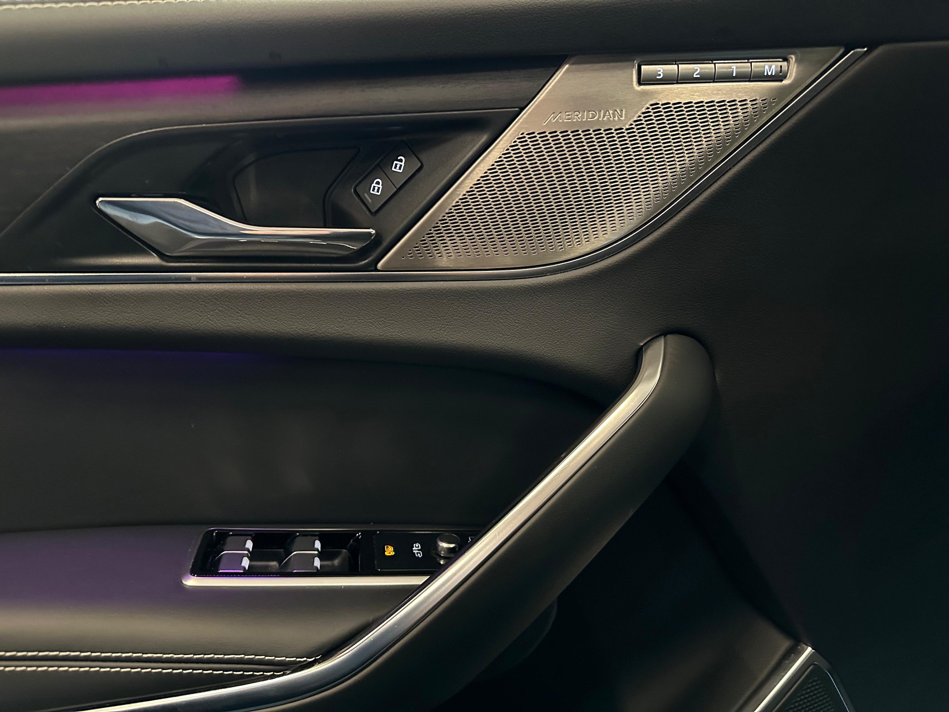 JAGUAR F-Pace 2.0 PHEV 404 R-Dynamic SE AWD-image-16