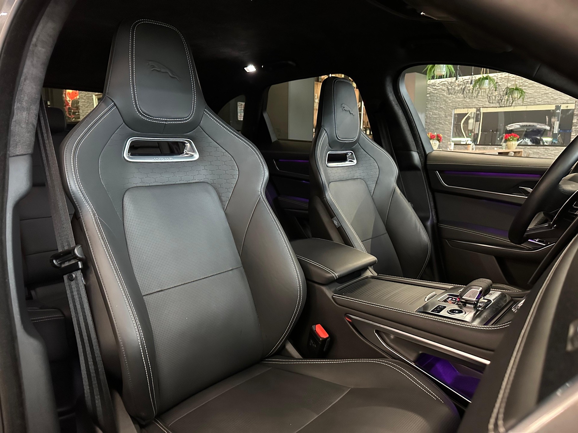 JAGUAR F-Pace 2.0 PHEV 404 R-Dynamic SE AWD-image-20