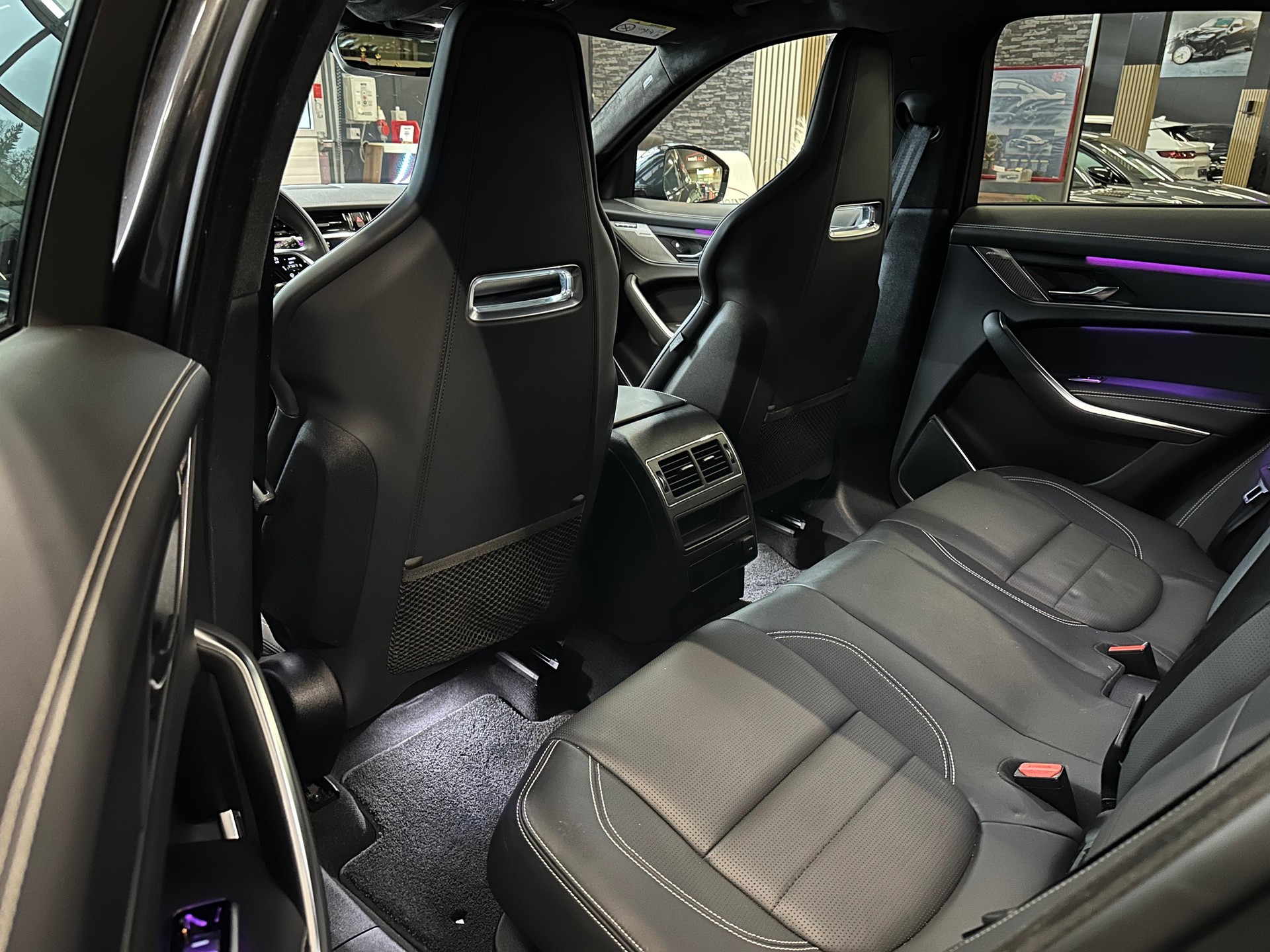 JAGUAR F-Pace 2.0 PHEV 404 R-Dynamic SE AWD-image-22