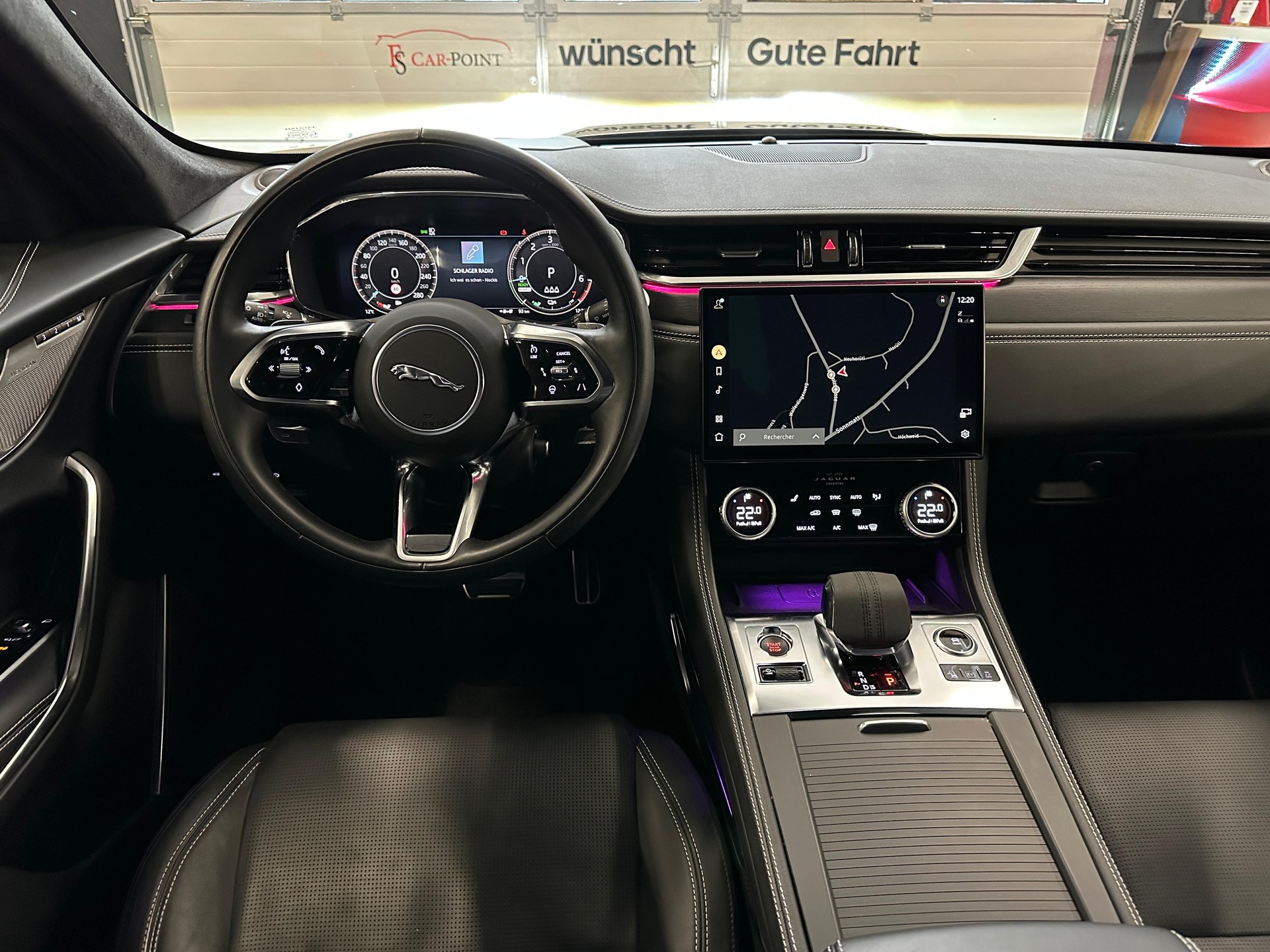 JAGUAR F-Pace 2.0 PHEV 404 R-Dynamic SE AWD-image-10