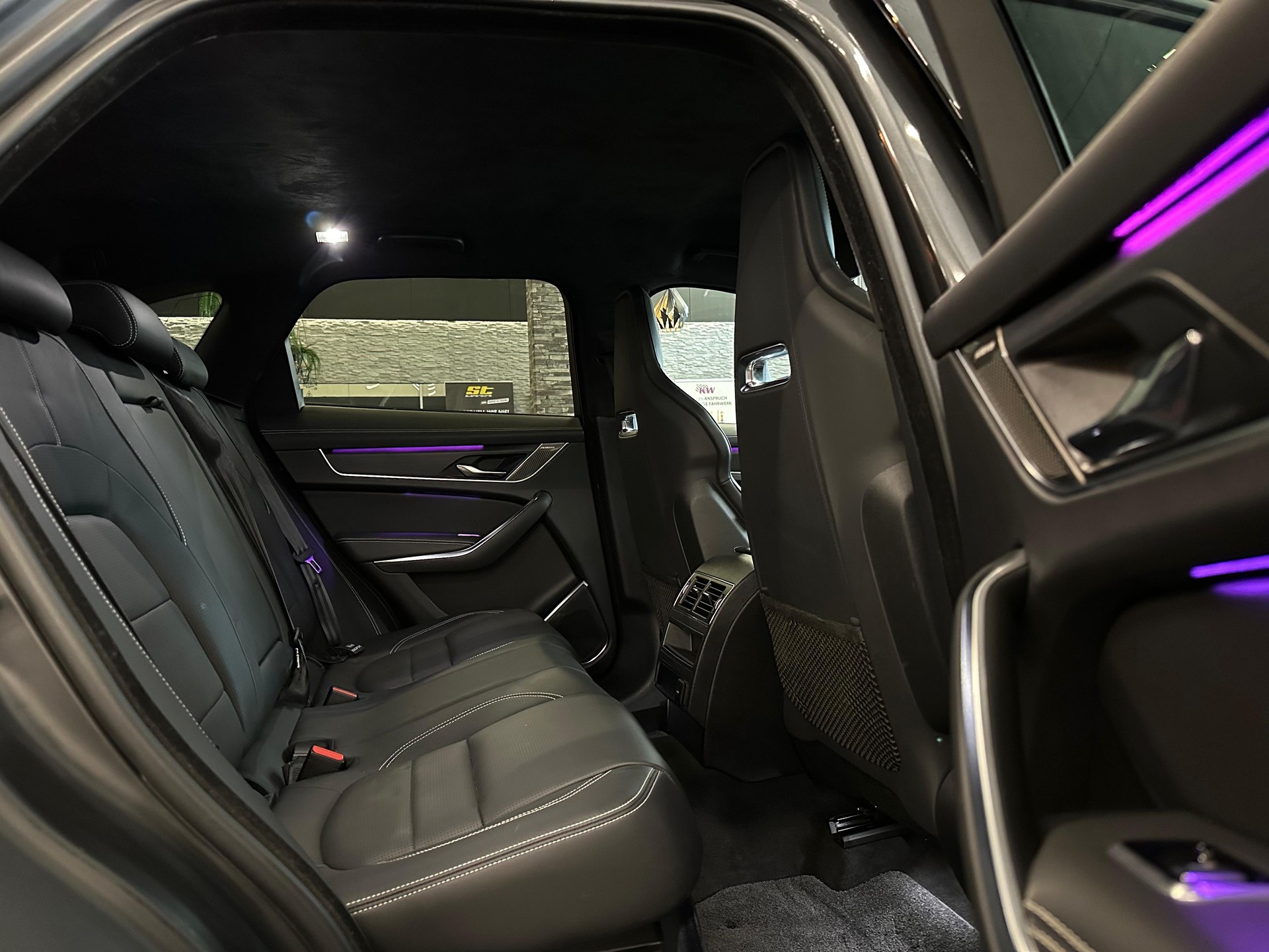 JAGUAR F-Pace 2.0 PHEV 404 R-Dynamic SE AWD-image-21