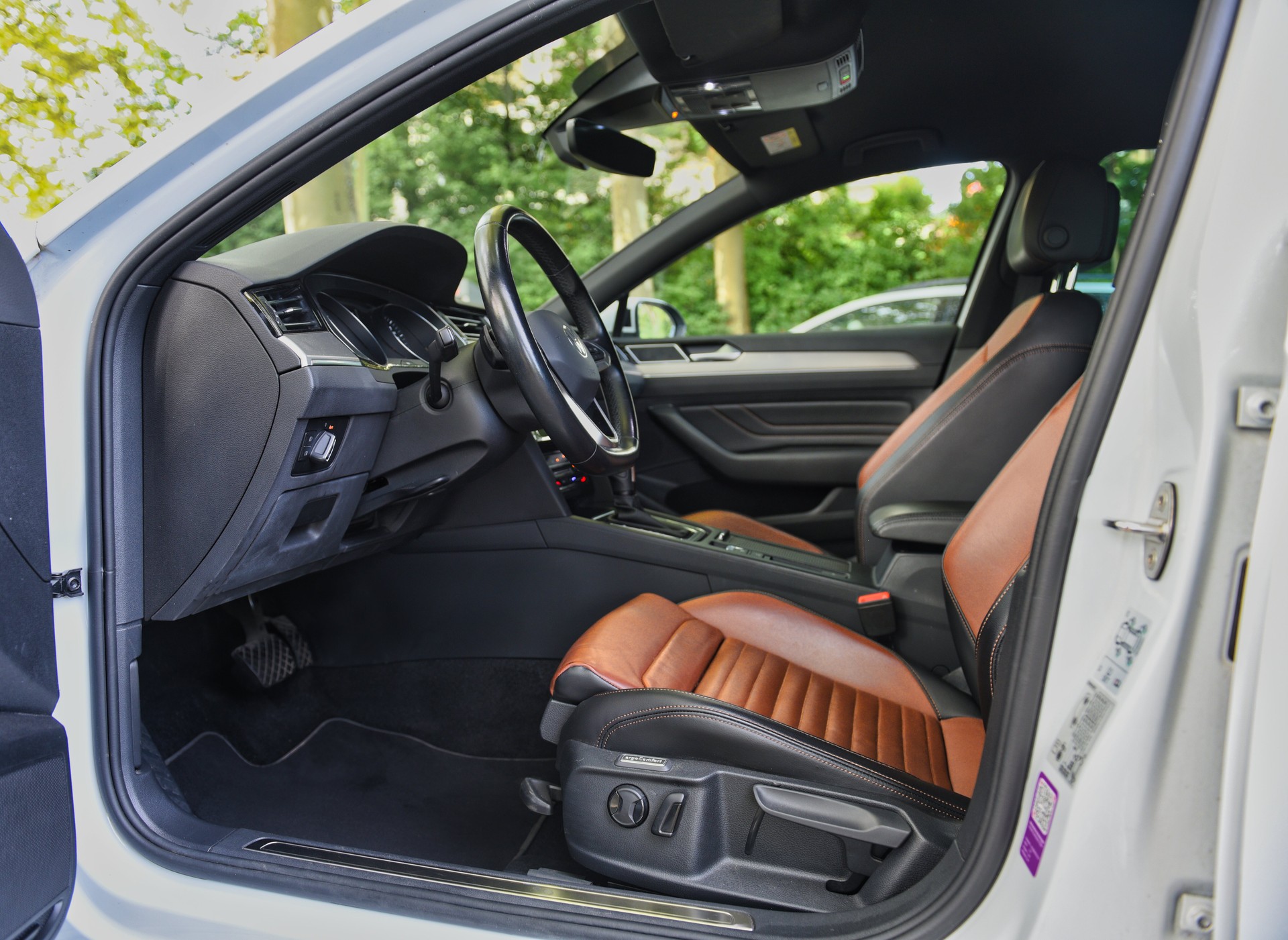 VW Passat 2.0 TDI BMT Elegance DSG-image-4