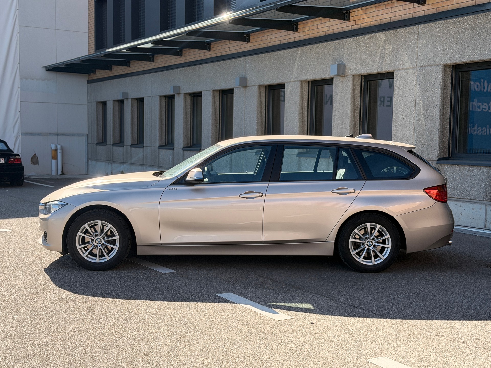 BMW 320d xDrive Touring Sport Line Steptronic-showroom-element-1