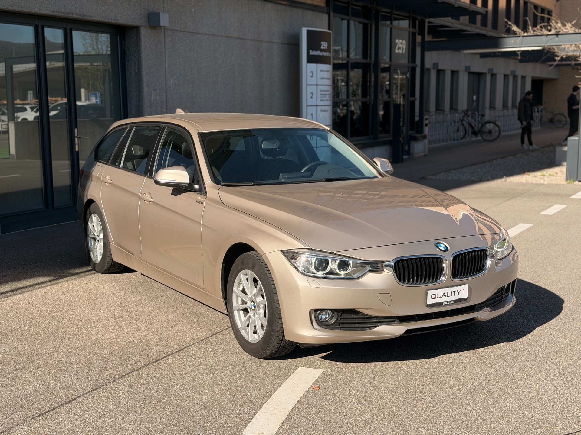 BMW 320d xDrive Touring Sport Line Steptronic-showroom-element-3