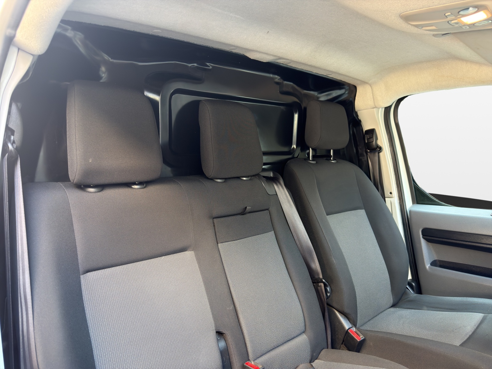 PEUGEOT Expert 2.0 BlueHDi 140 S&S Premium Standard-image-14