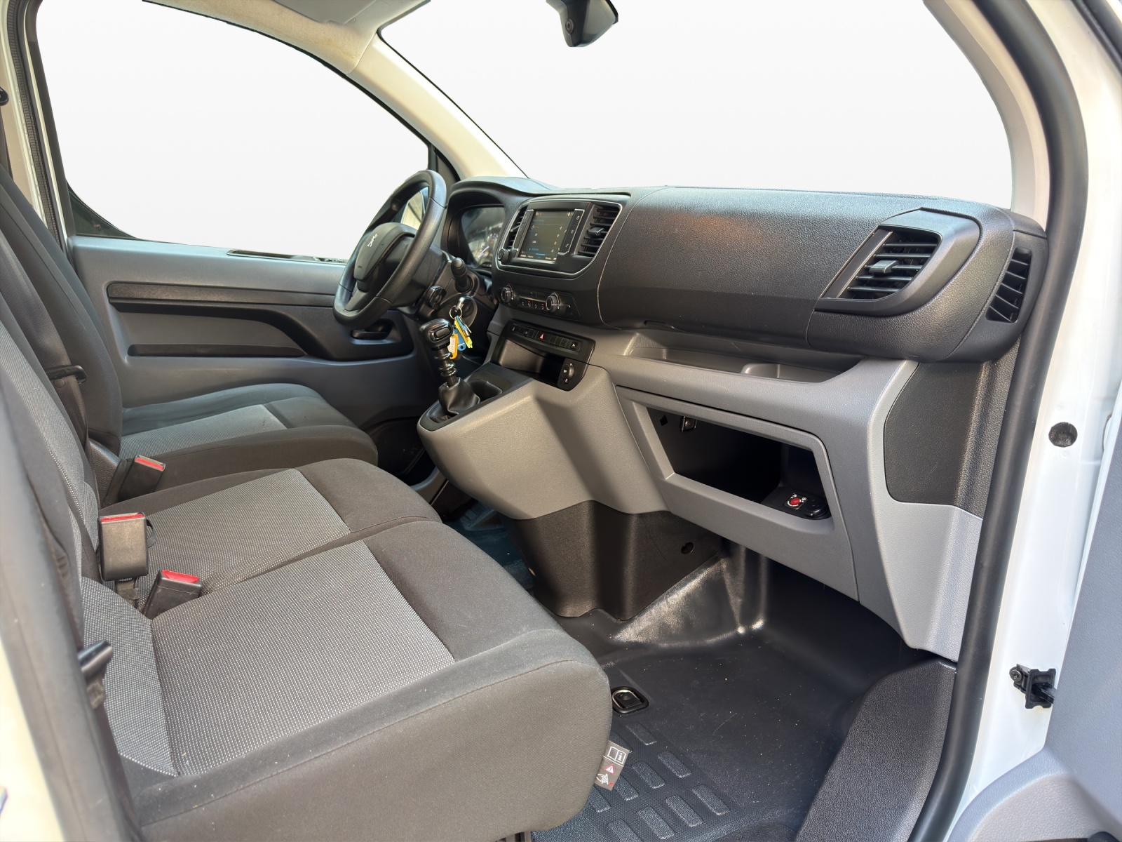 PEUGEOT Expert 2.0 BlueHDi 140 S&S Premium Standard-image-16