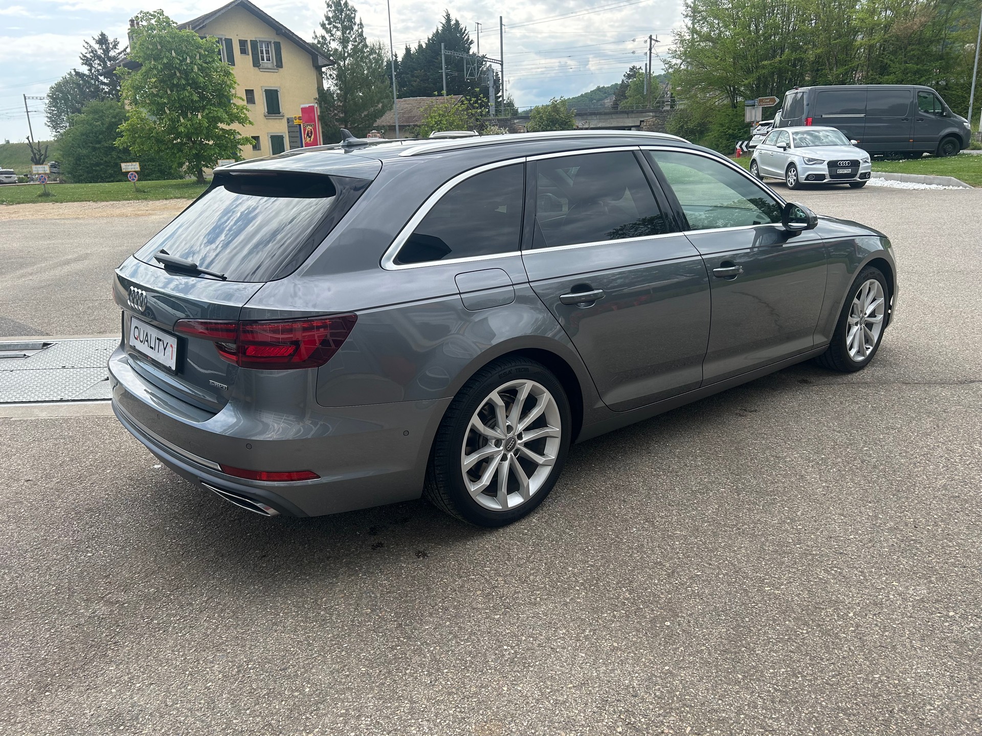 AUDI A4 Avant 40 TDI quattro S-tronic-image-4