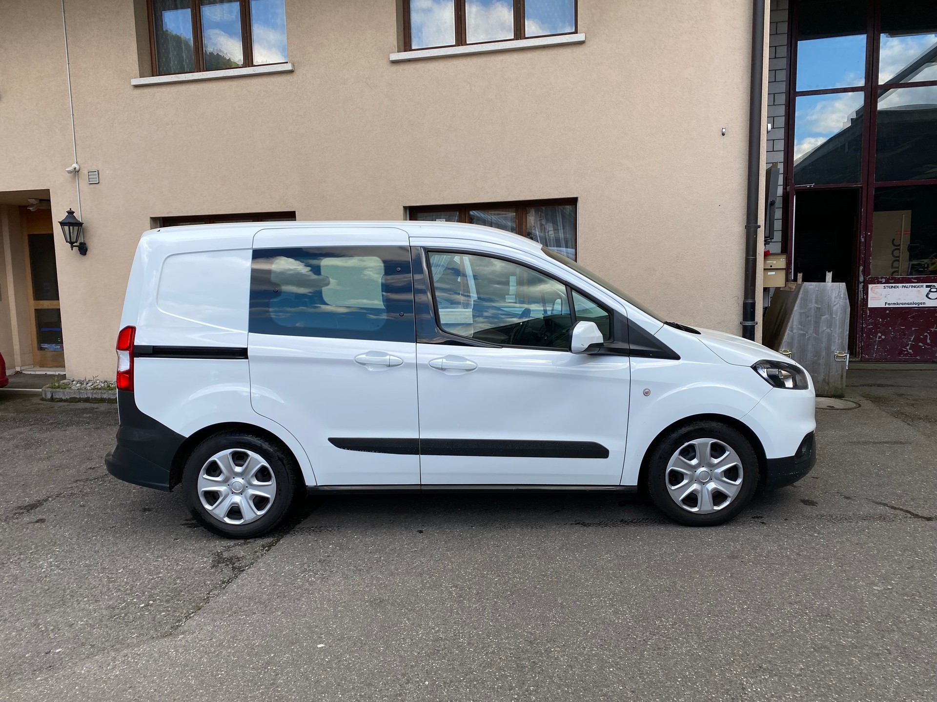 FORD Transit Courier Combi 1.5 TDCi Ambiente-image-9