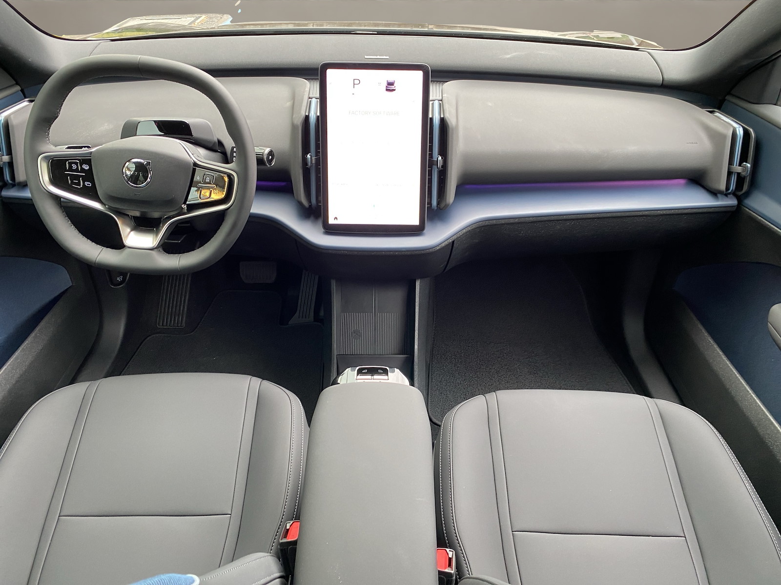 VOLVO EX 30 E60 Plus Swiss Black Edition-image-12
