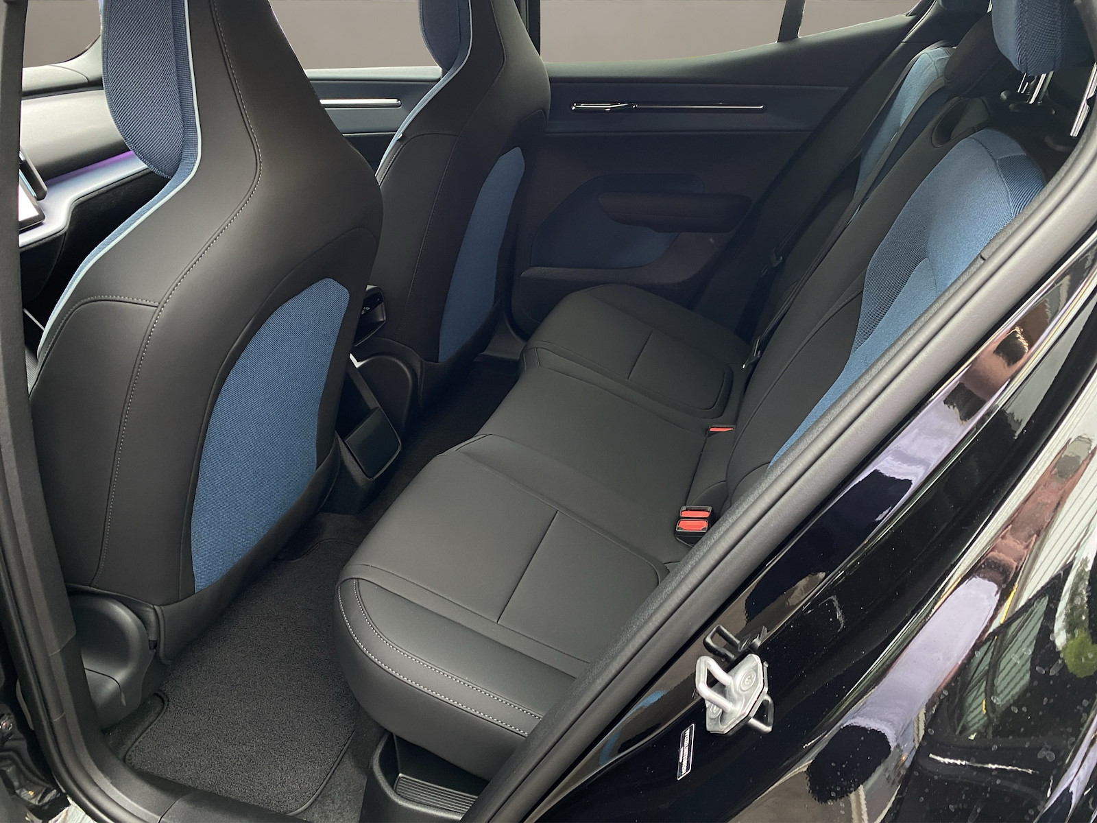 VOLVO EX 30 E60 Plus Swiss Black Edition-image-9
