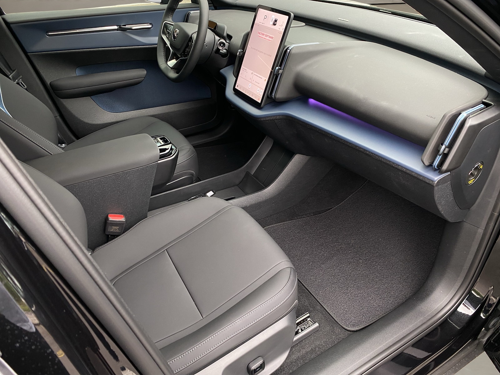 VOLVO EX 30 E60 Plus Swiss Black Edition-image-10