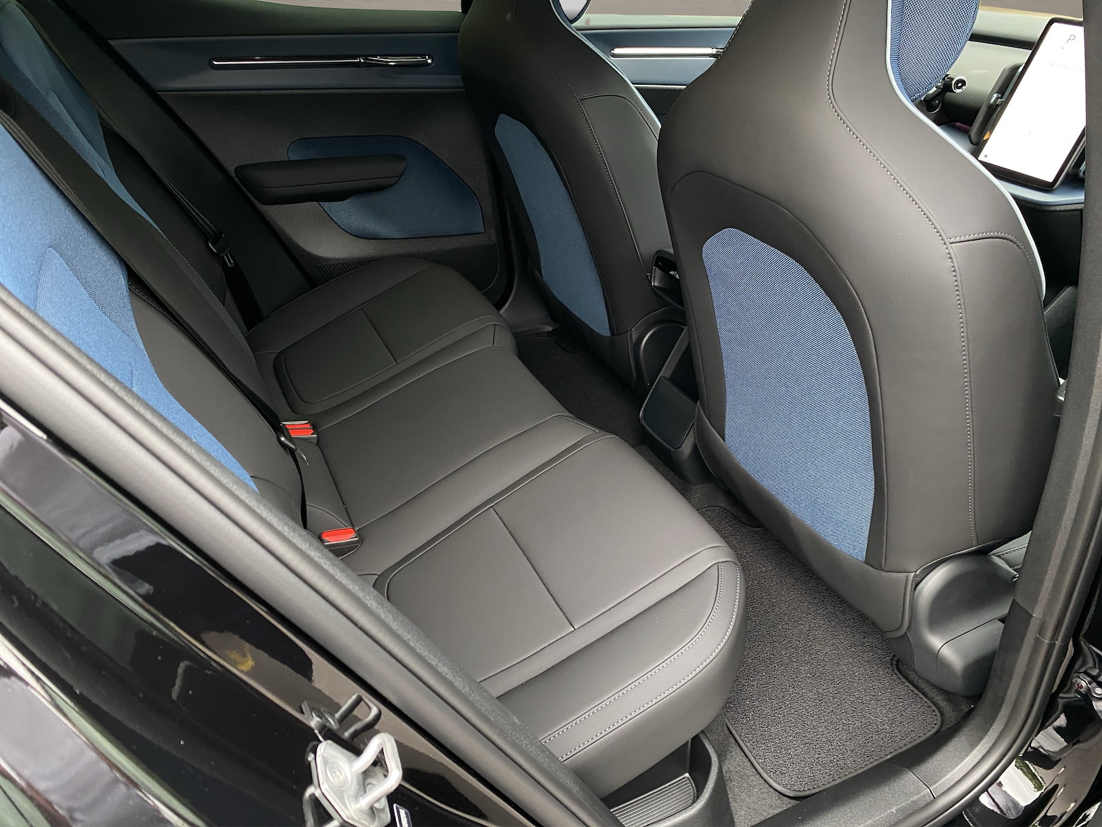 VOLVO EX 30 E60 Plus Swiss Black Edition-image-11