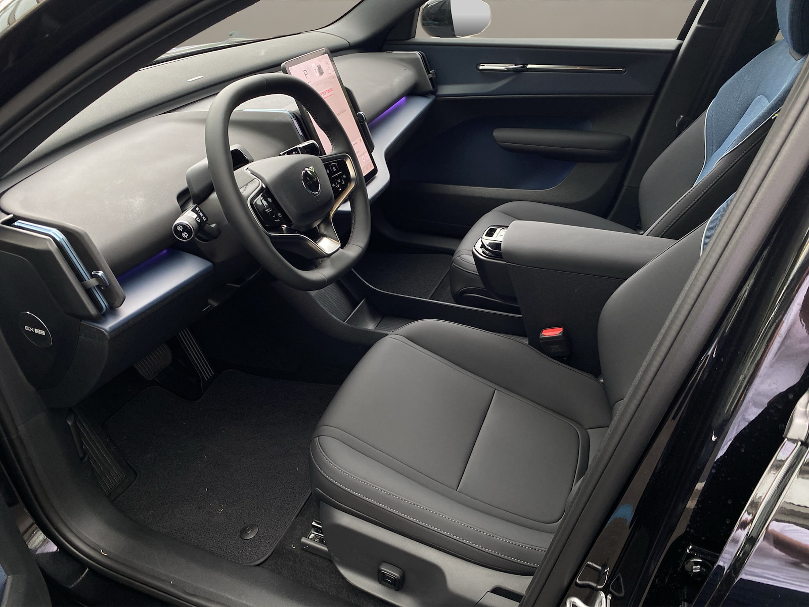 VOLVO EX 30 E60 Plus Swiss Black Edition-image-8