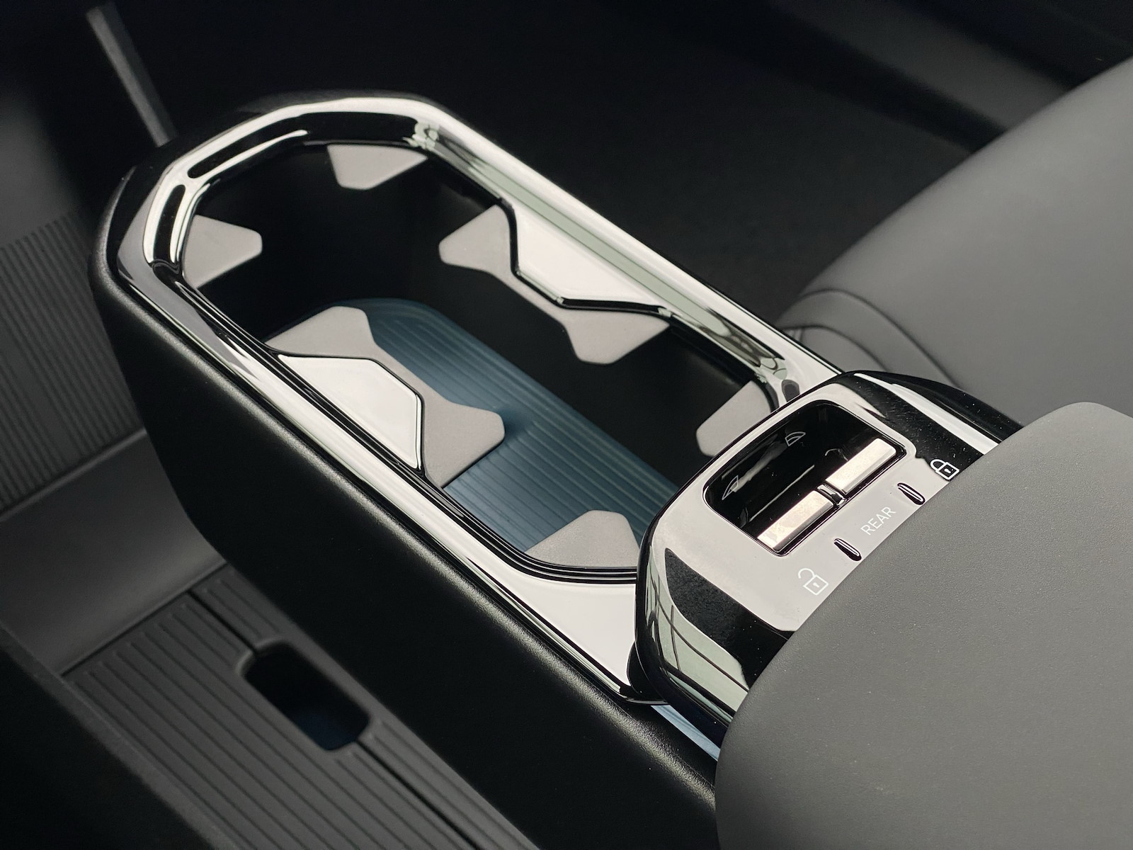 VOLVO EX 30 E60 Plus Swiss Black Edition-image-14