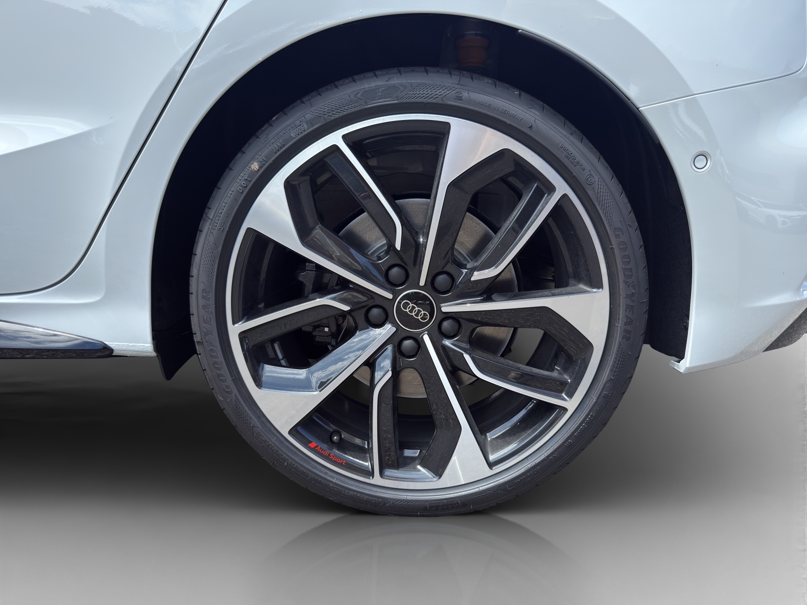 AUDI S3 Sportback TFSI quattro S-tronic-image-13