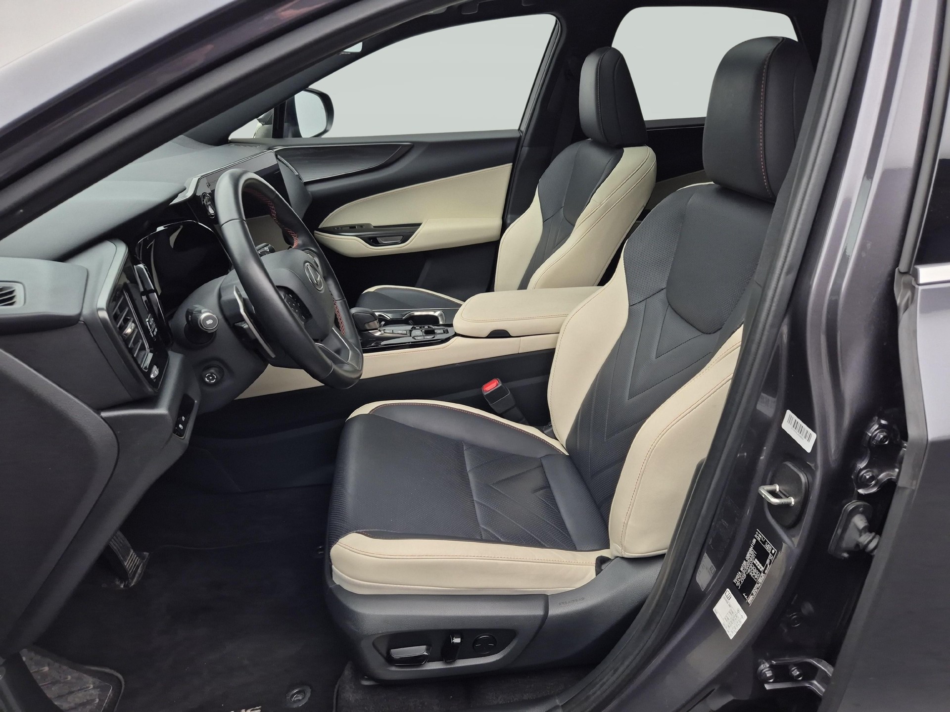 LEXUS NX 450h+ Excellence / Leasing ab. 0.99%-showroom-element-3
