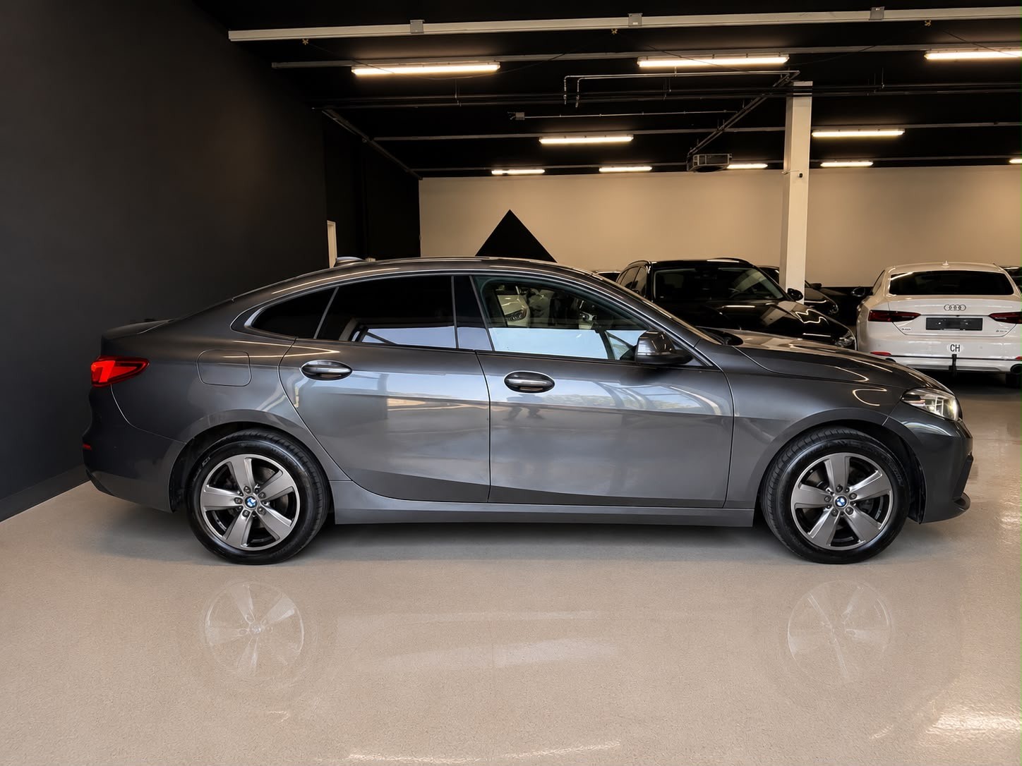 BMW 216 Gran Coupé-image-8