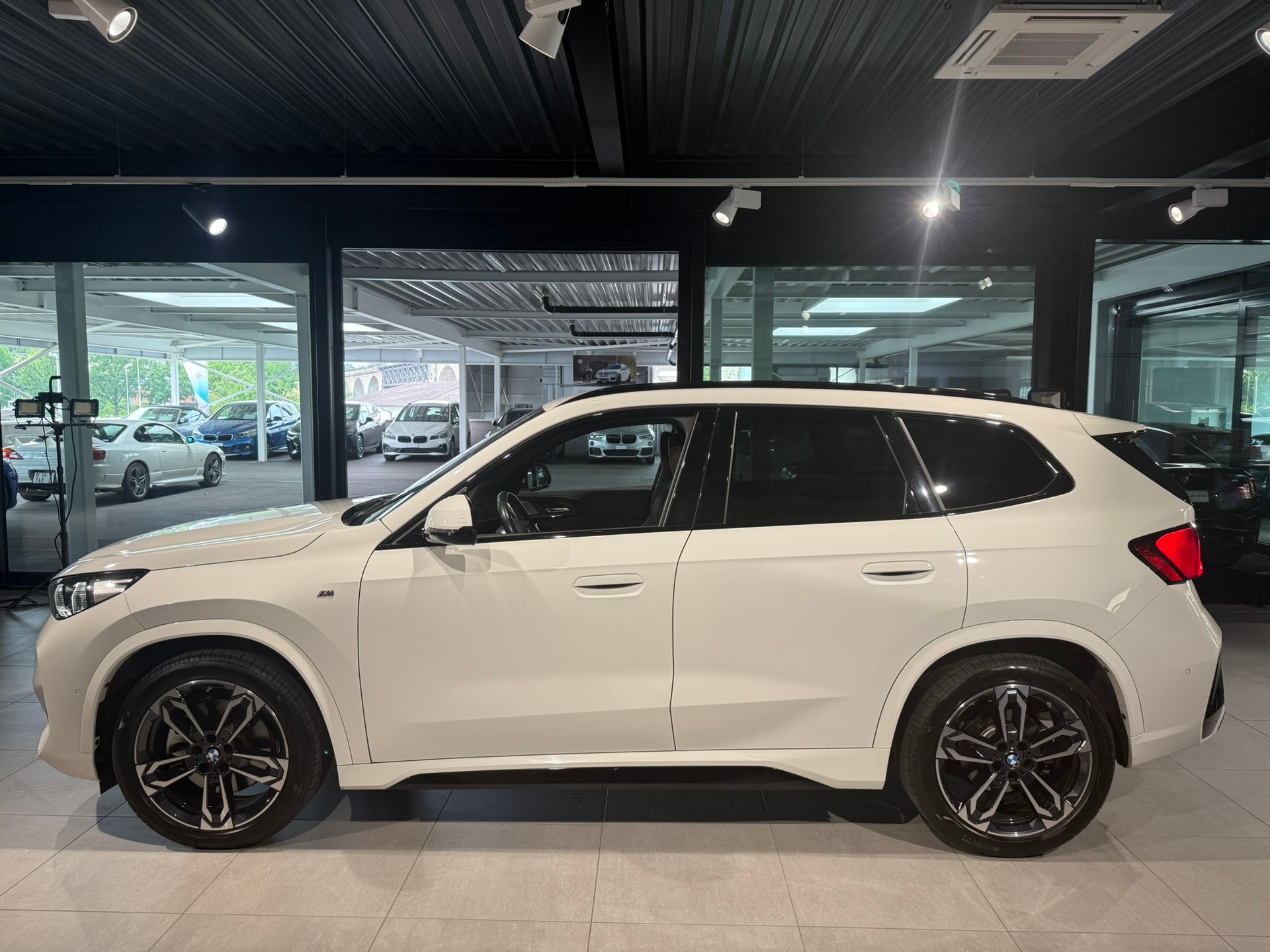 BMW X1 xDrive 23d 48V M Sport-showroom-element-1