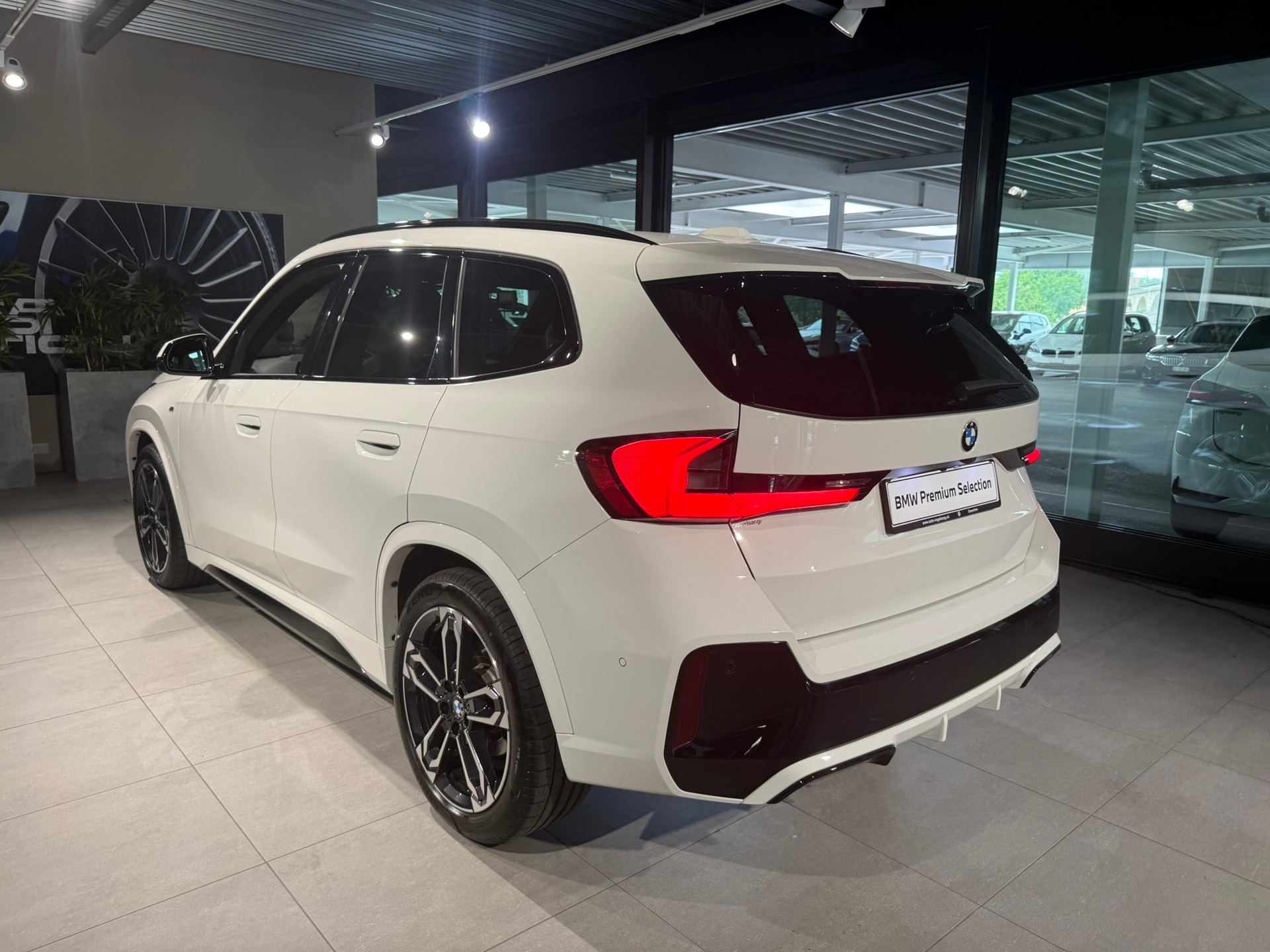 BMW X1 xDrive 23d 48V M Sport-showroom-element-2