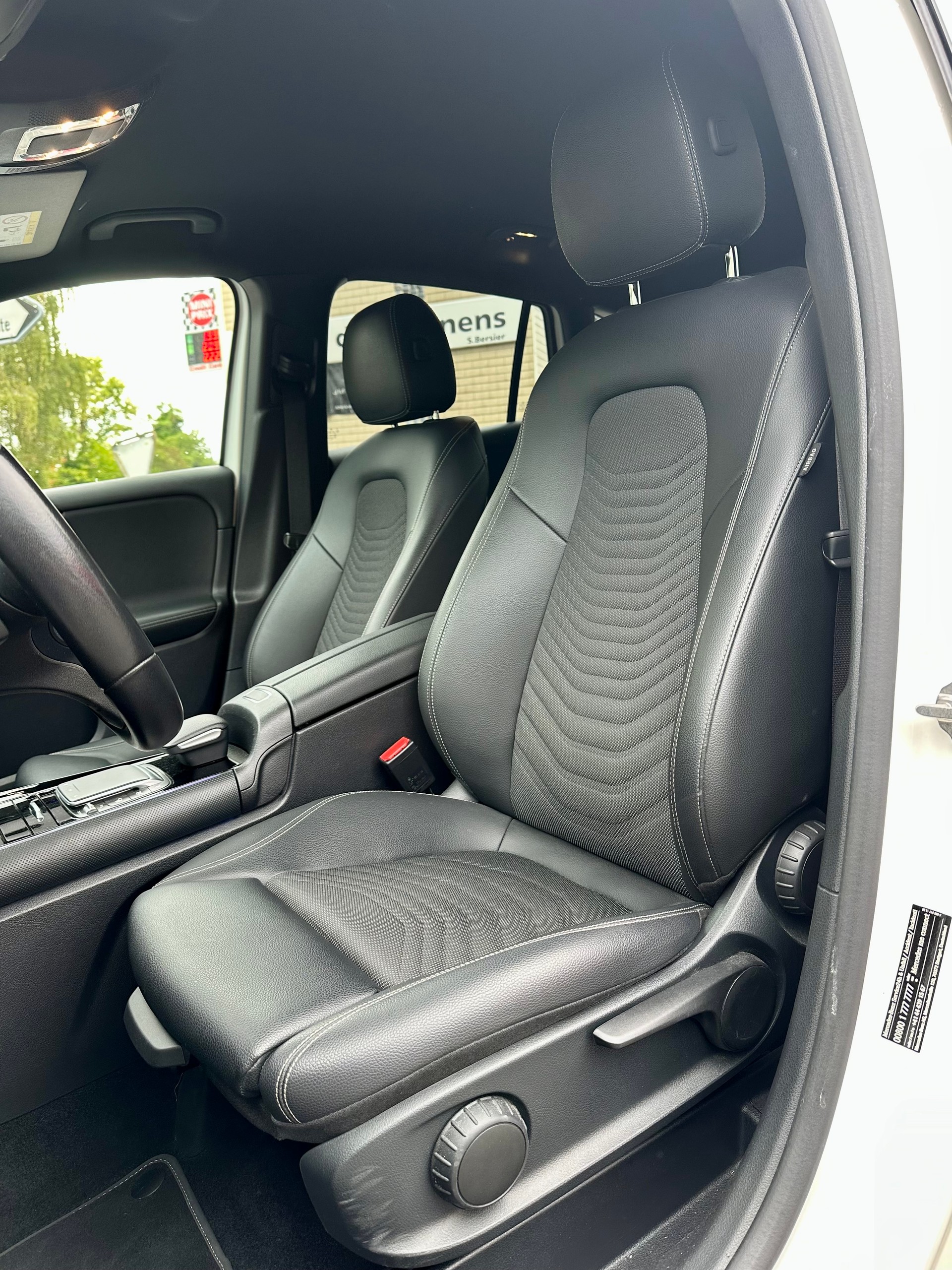 MERCEDES-BENZ GLA 200 Style 7G-DCT-image-11