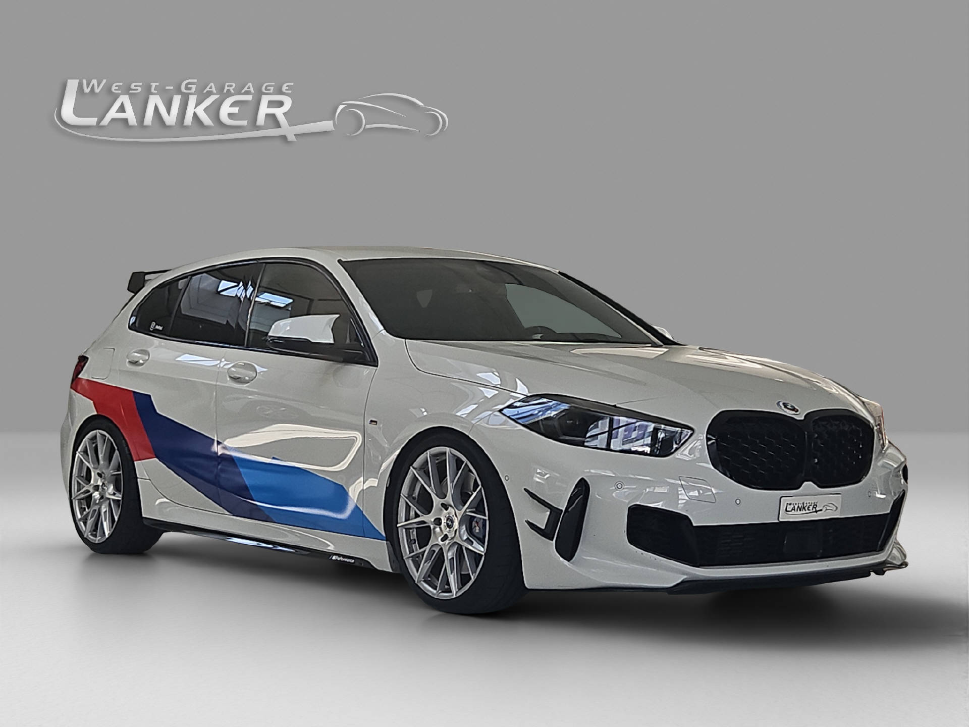 BMW M135i xDrive-showroom-element-1
