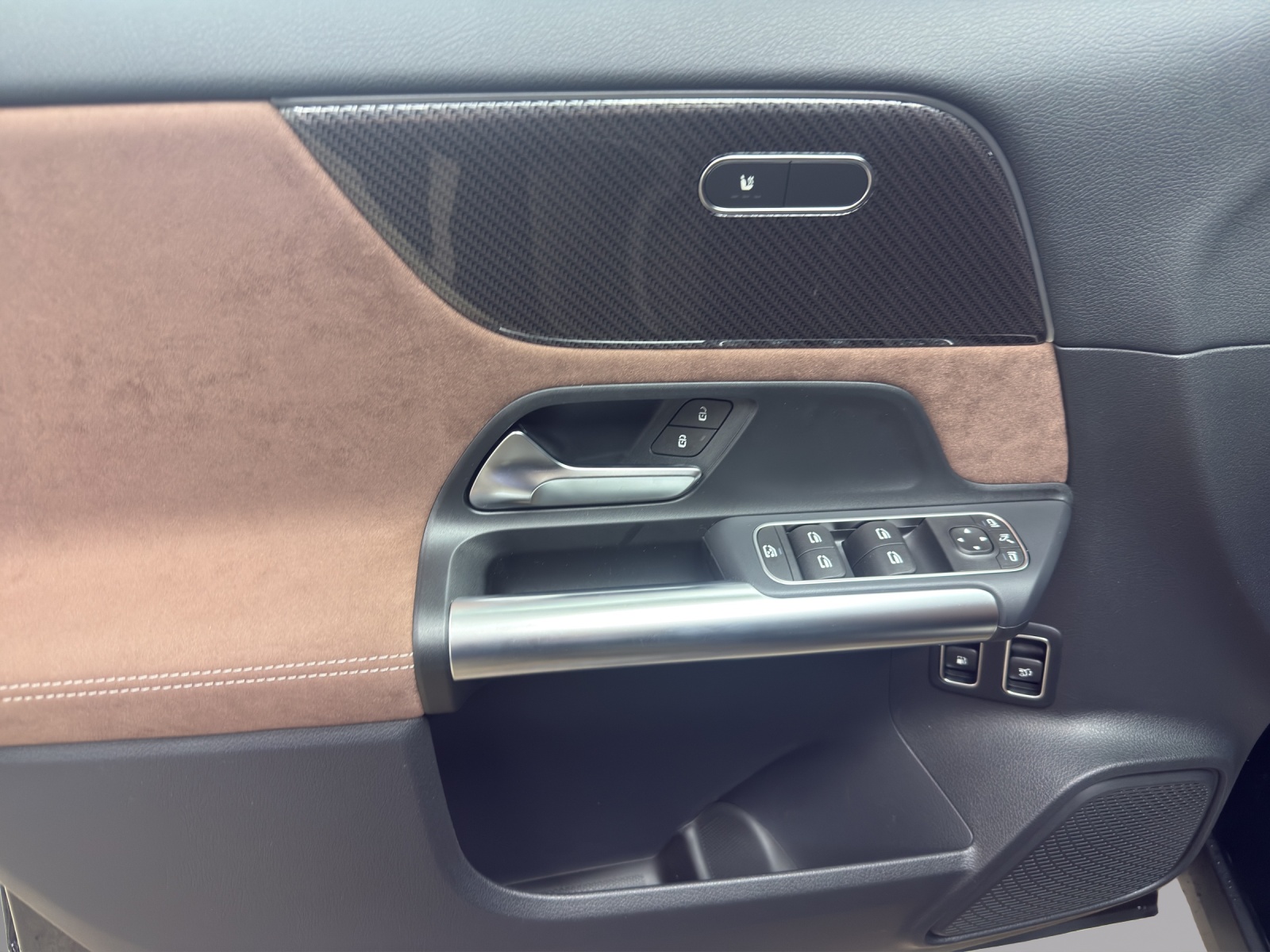 MERCEDES-BENZ GLA 250 e EQ Star 8G-DCT-image-12
