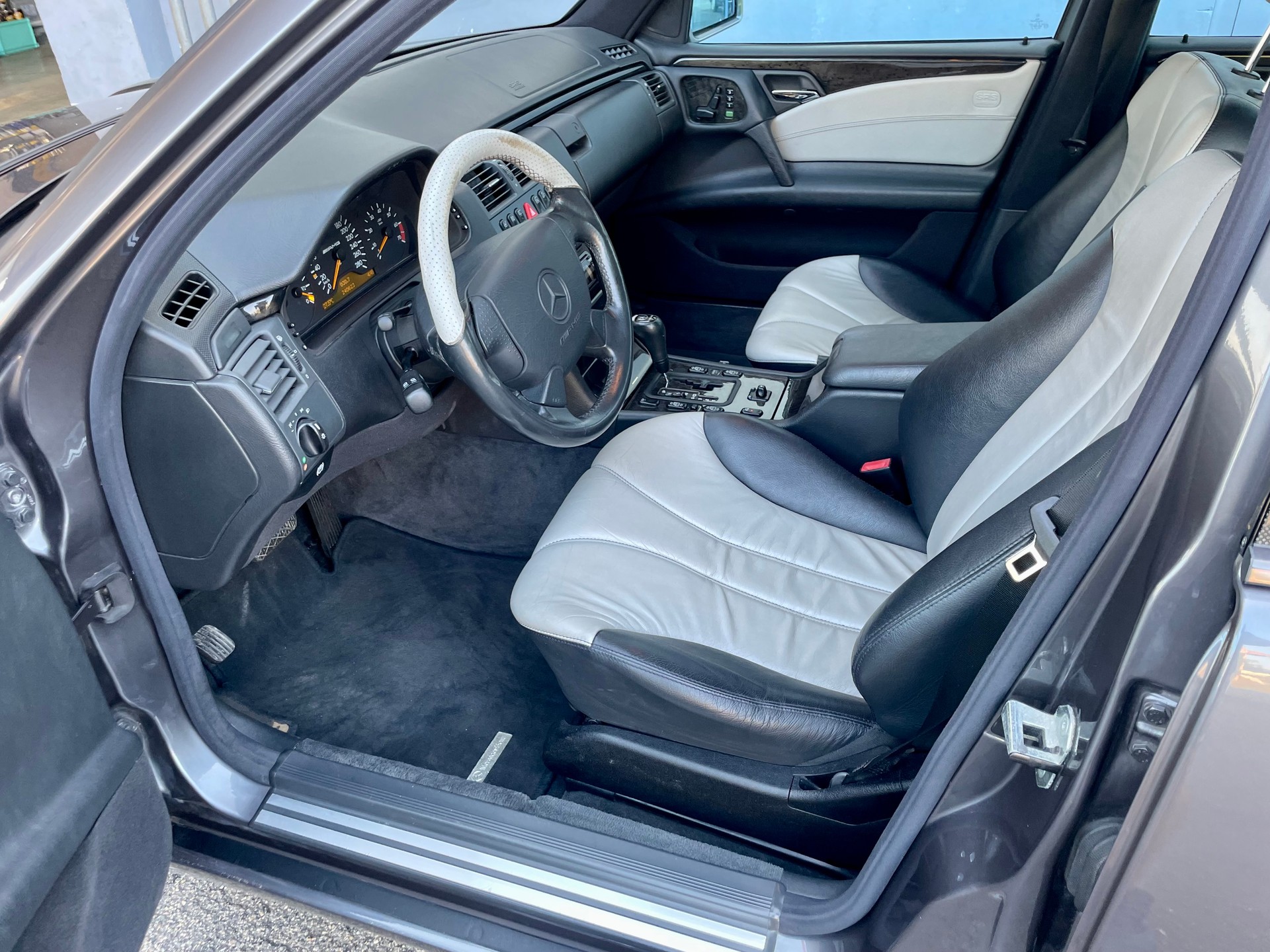 MERCEDES-BENZ E 55 AMG Avantgarde Automatic-image-7