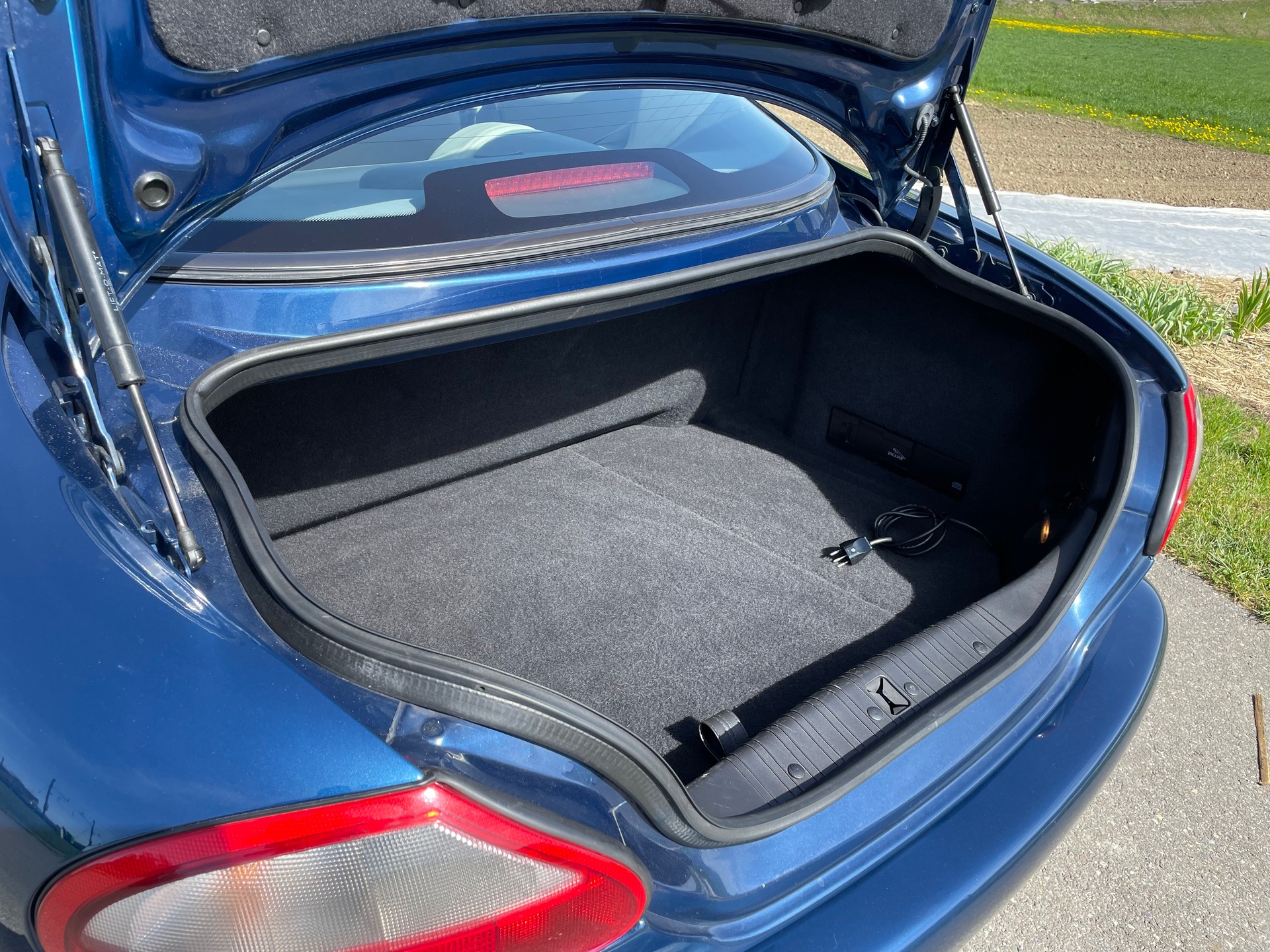 JAGUAR XK8-image-6