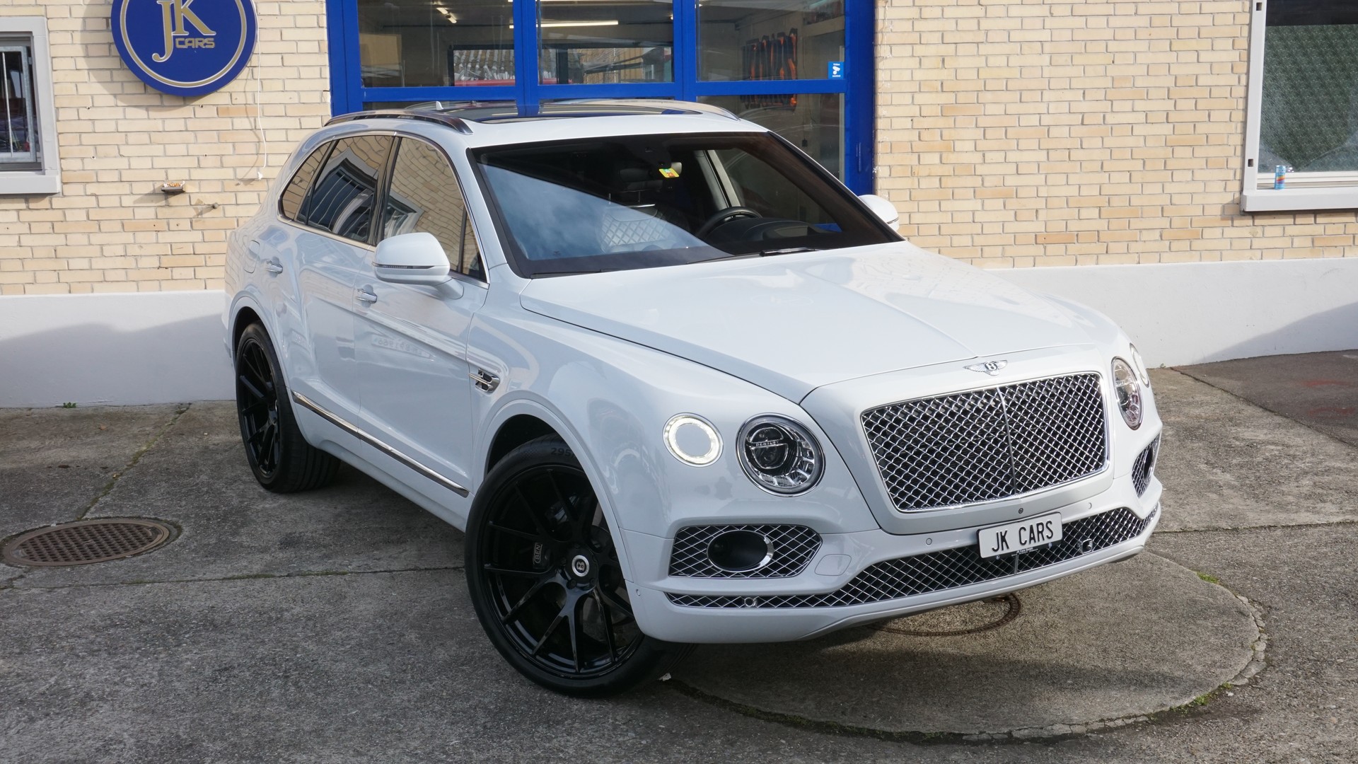 BENTLEY Bentayga W12-showroom-element-2