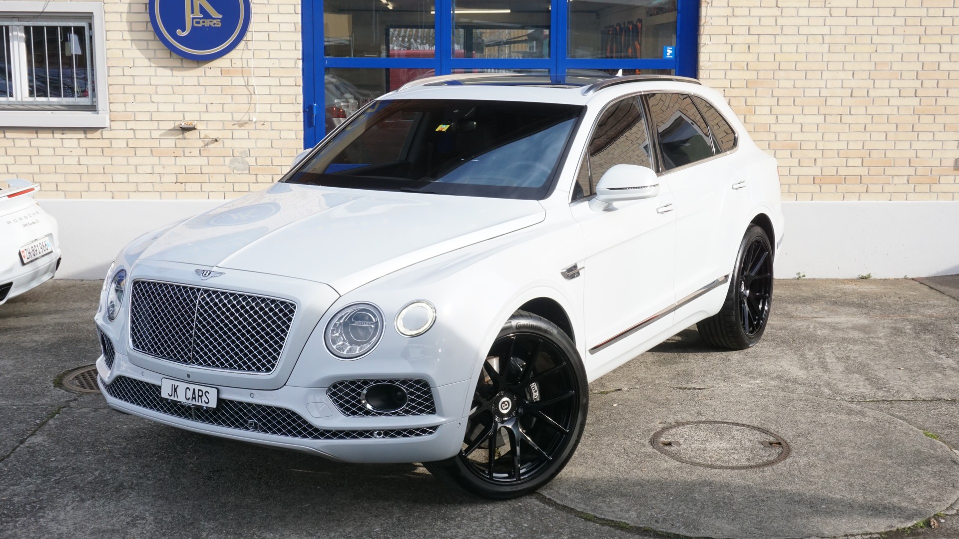 BENTLEY Bentayga W12-showroom-element-3
