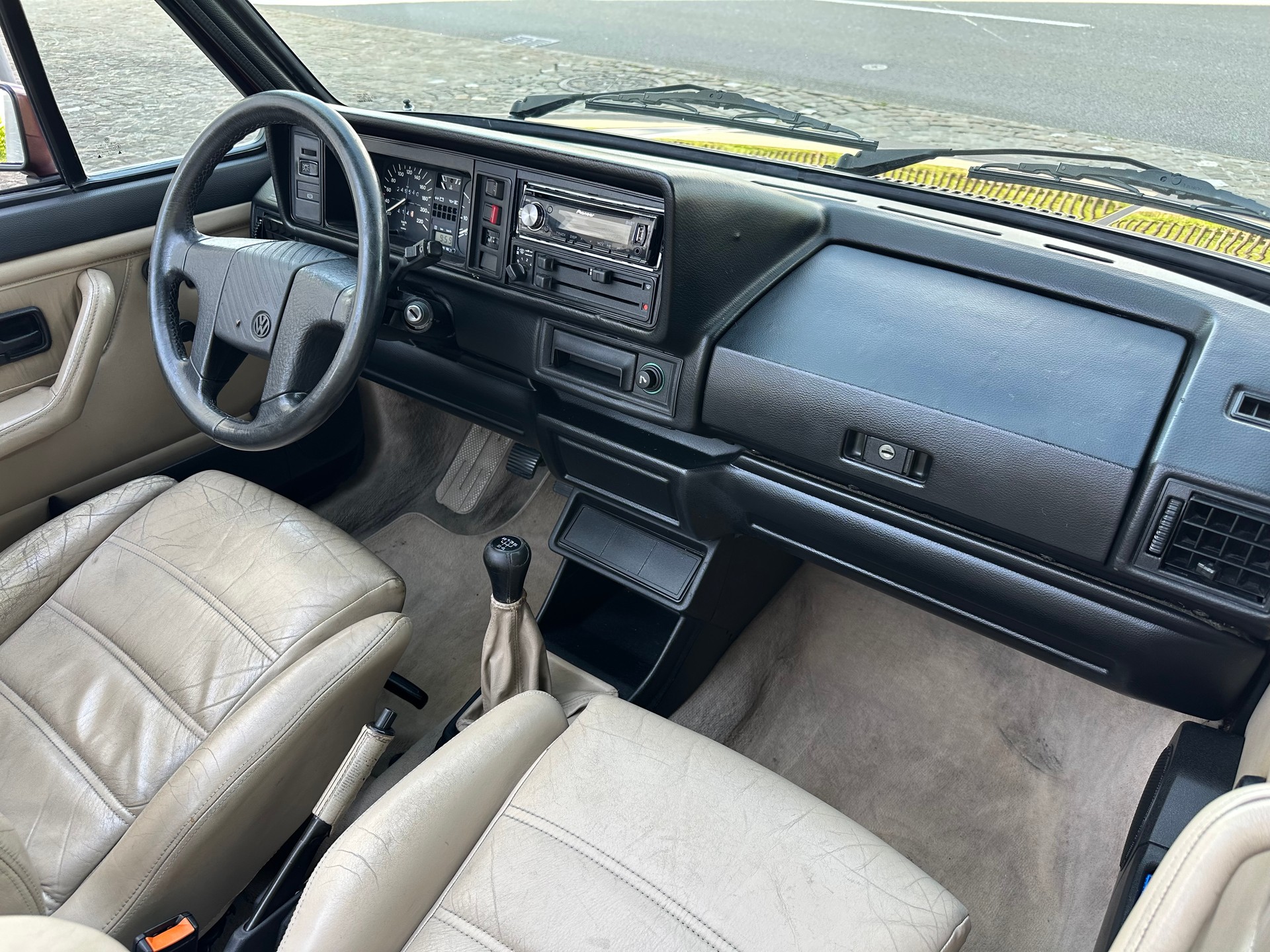 VW Golf Cabriolet 1800 (GL) Karmann Classic Line / Ab MFK /Frisch ab Service / Leder / elektrisches Verdeck / Sitzheizung-image-13