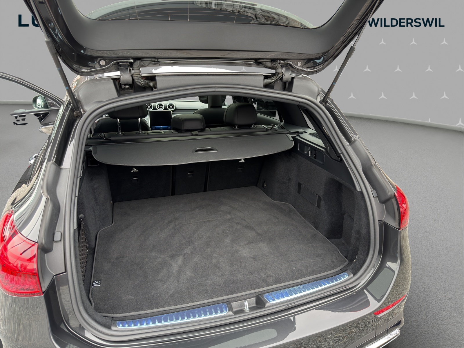 MERCEDES-BENZ C 300 T 4Matic AMG Line-image-13