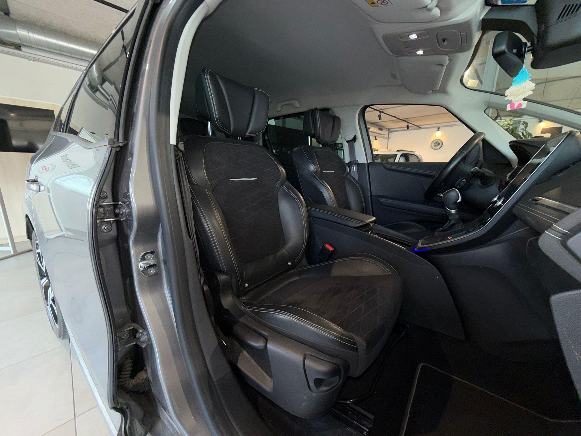 RENAULT Grand Scénic 1.3 TCe 160 Black Edition EDC 7 places-image-11